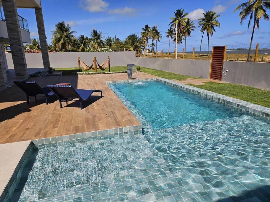 Piscina aquecida, 5 suítes e pé na areia com vista espetacular!!