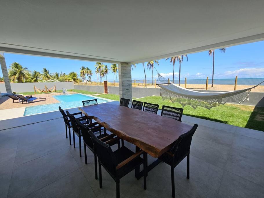 Piscina aquecida, 5 suítes e pé na areia com vista espetacular!!