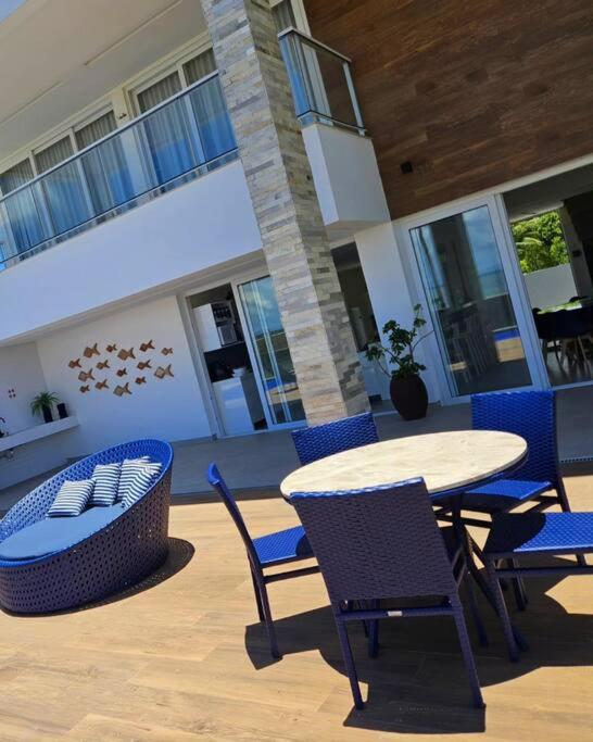 Piscina aquecida, 5 suítes e pé na areia com vista espetacular!!