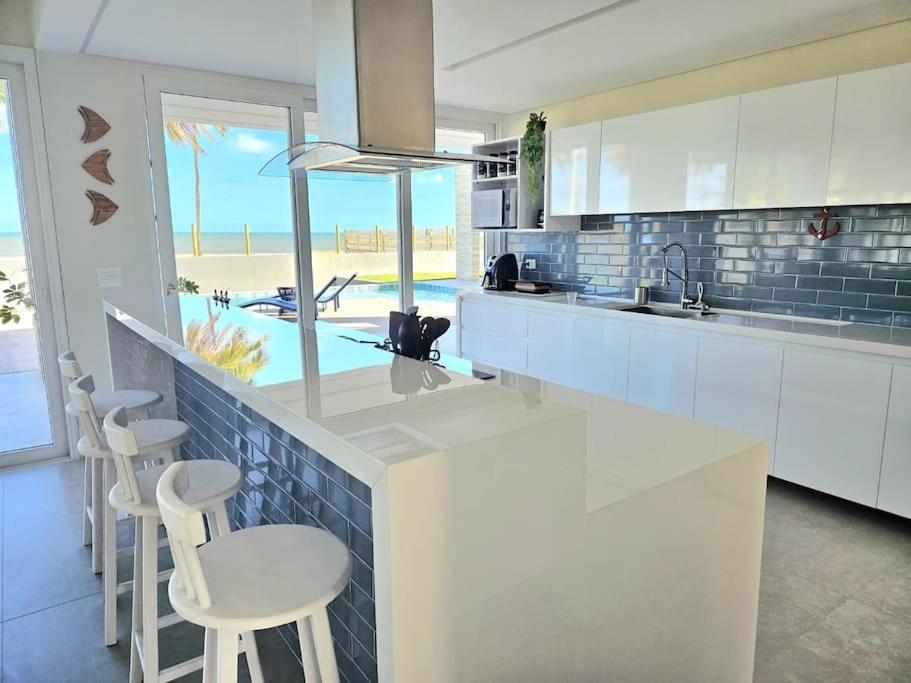 Piscina aquecida, 5 suítes e pé na areia com vista espetacular!!