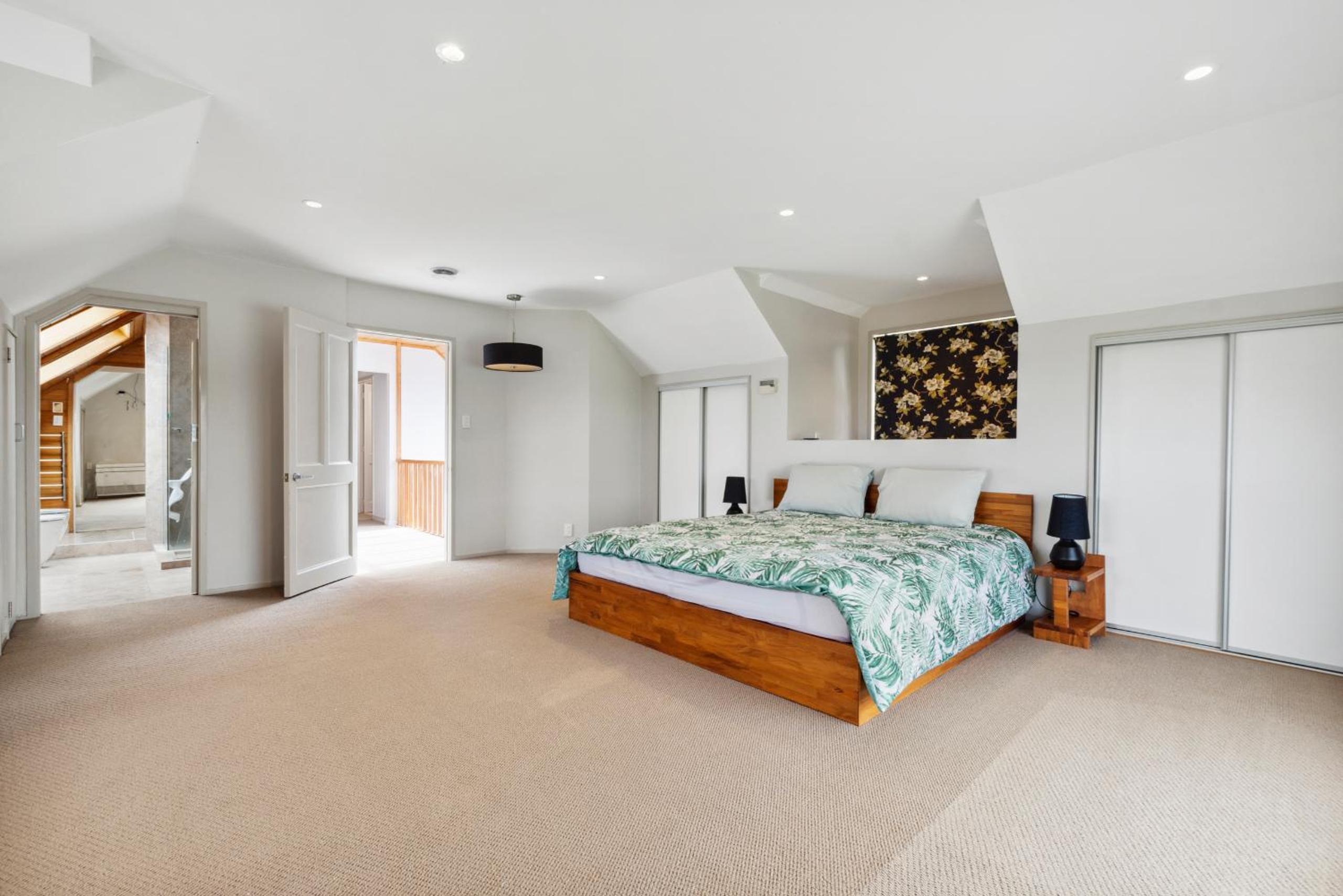 Relax at Redoubt - Auckland Holiday Home view 3