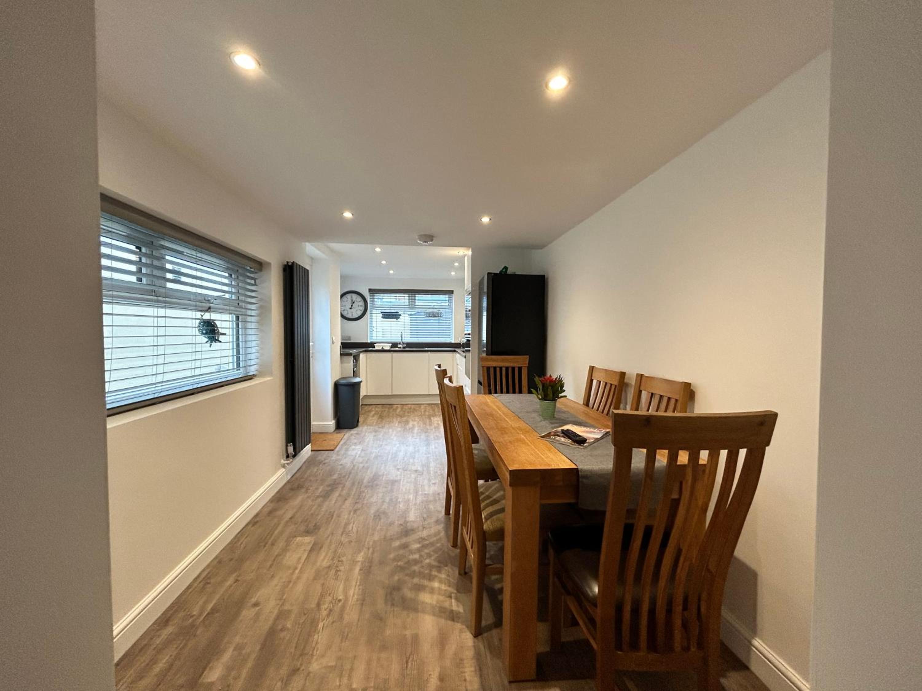 House - Sleeps 6 Pet Friendly & Courtyard view 4