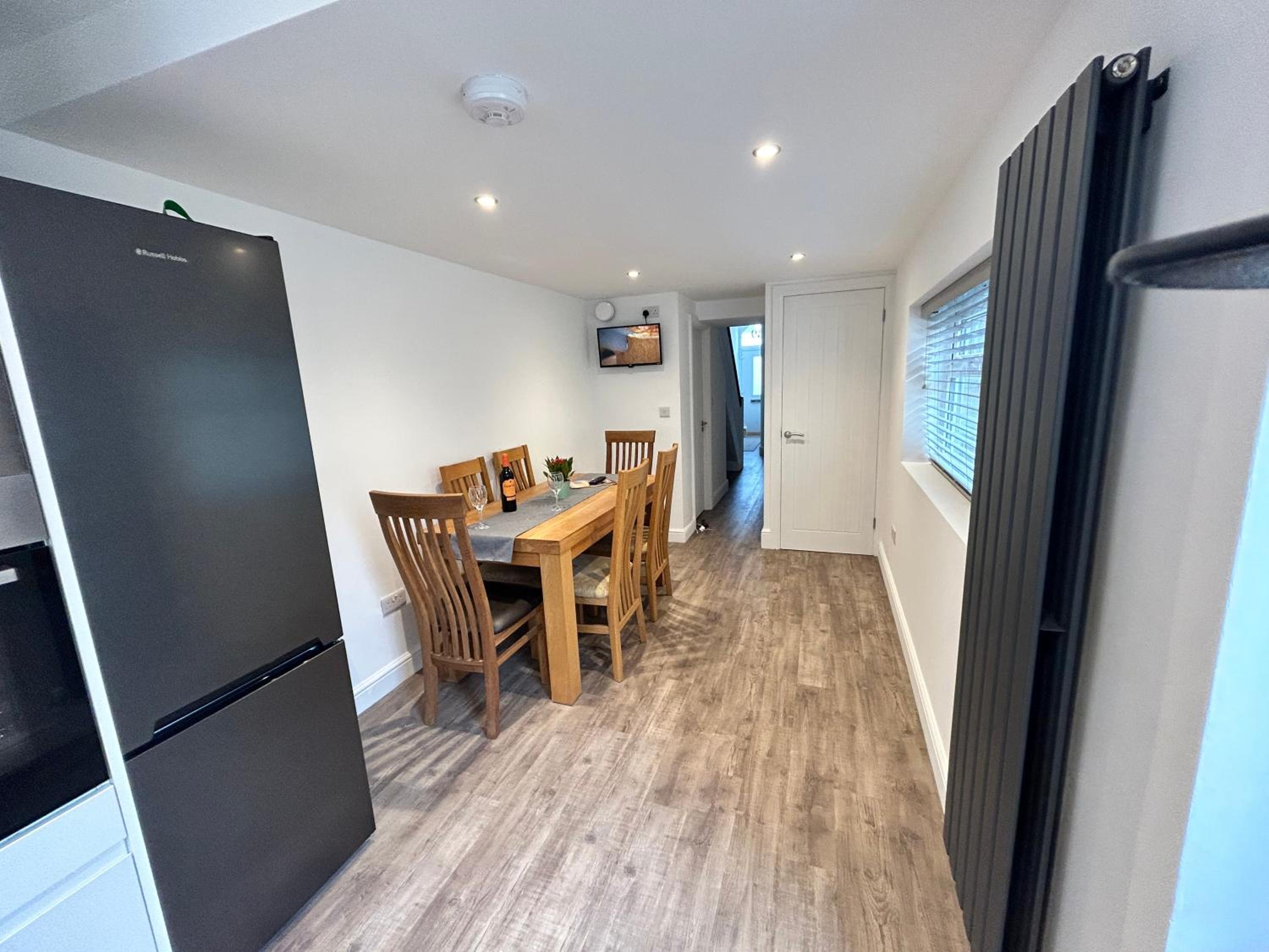 House - Sleeps 6 Pet Friendly & Courtyard view 3