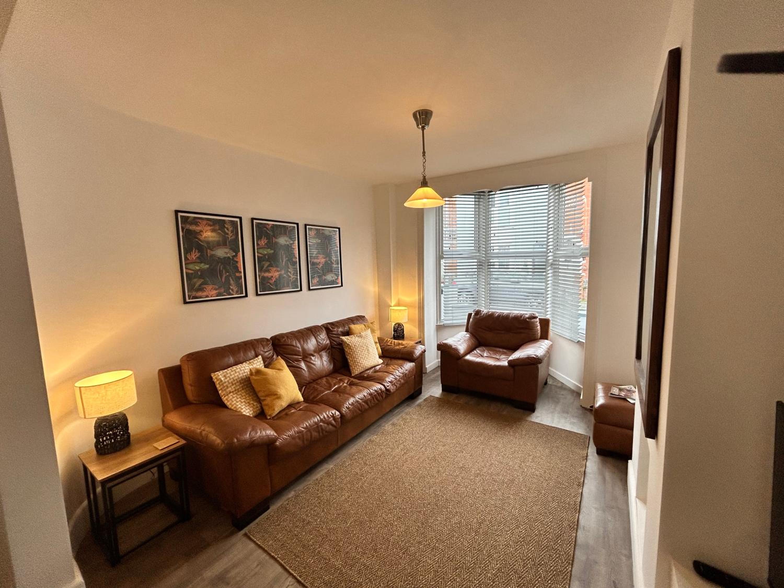 House - Sleeps 6 Pet Friendly & Courtyard view 2