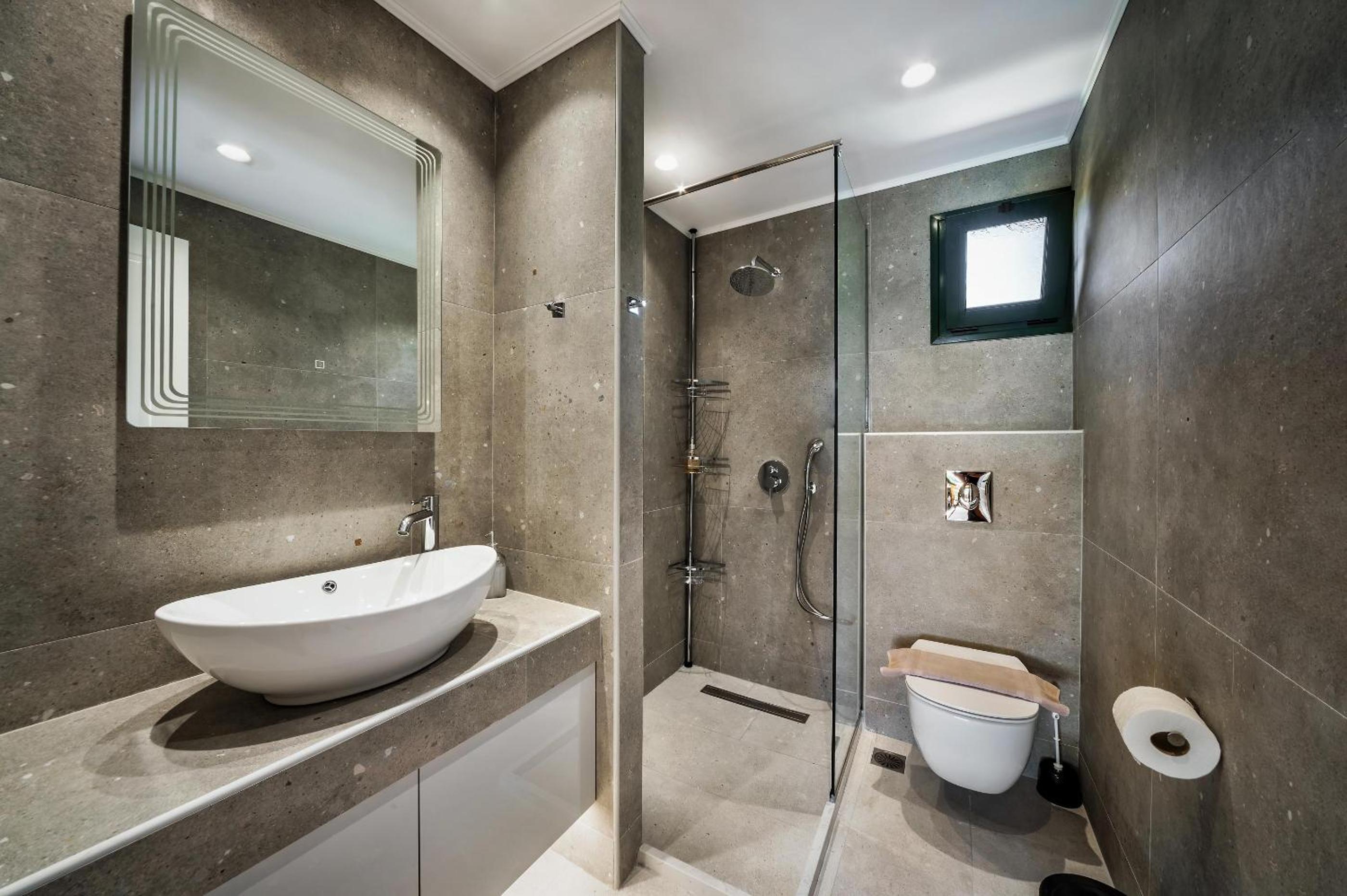 Sofia's Place Private pool en Heraklio Town — bathroom