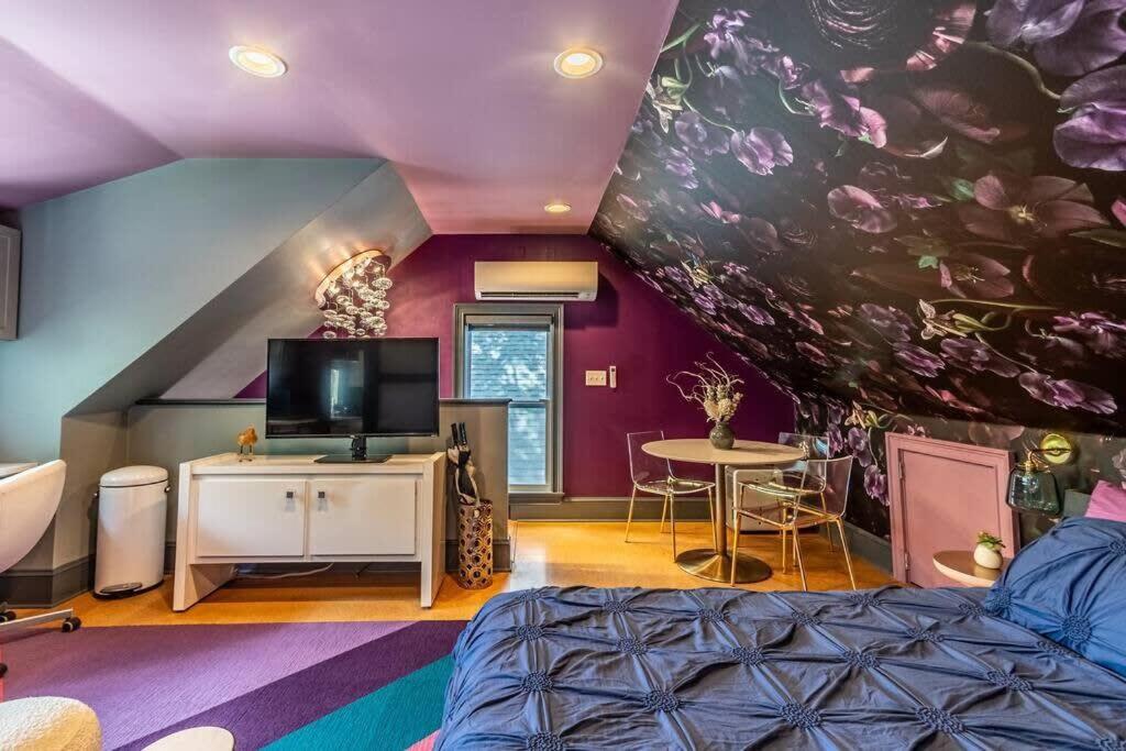 Studio loft w pool spa & gardens near downtown view 3