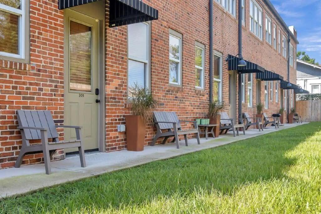 Modern, Insta-Worthy 2B Townhome in Walkable Springfield! view 2