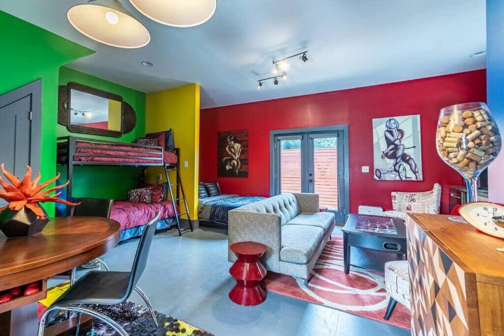 Unique studio w pool spa & gardens near downtown