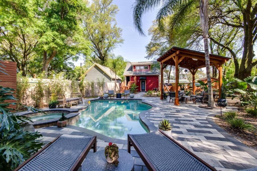 Unique studio w pool spa & gardens near downtown