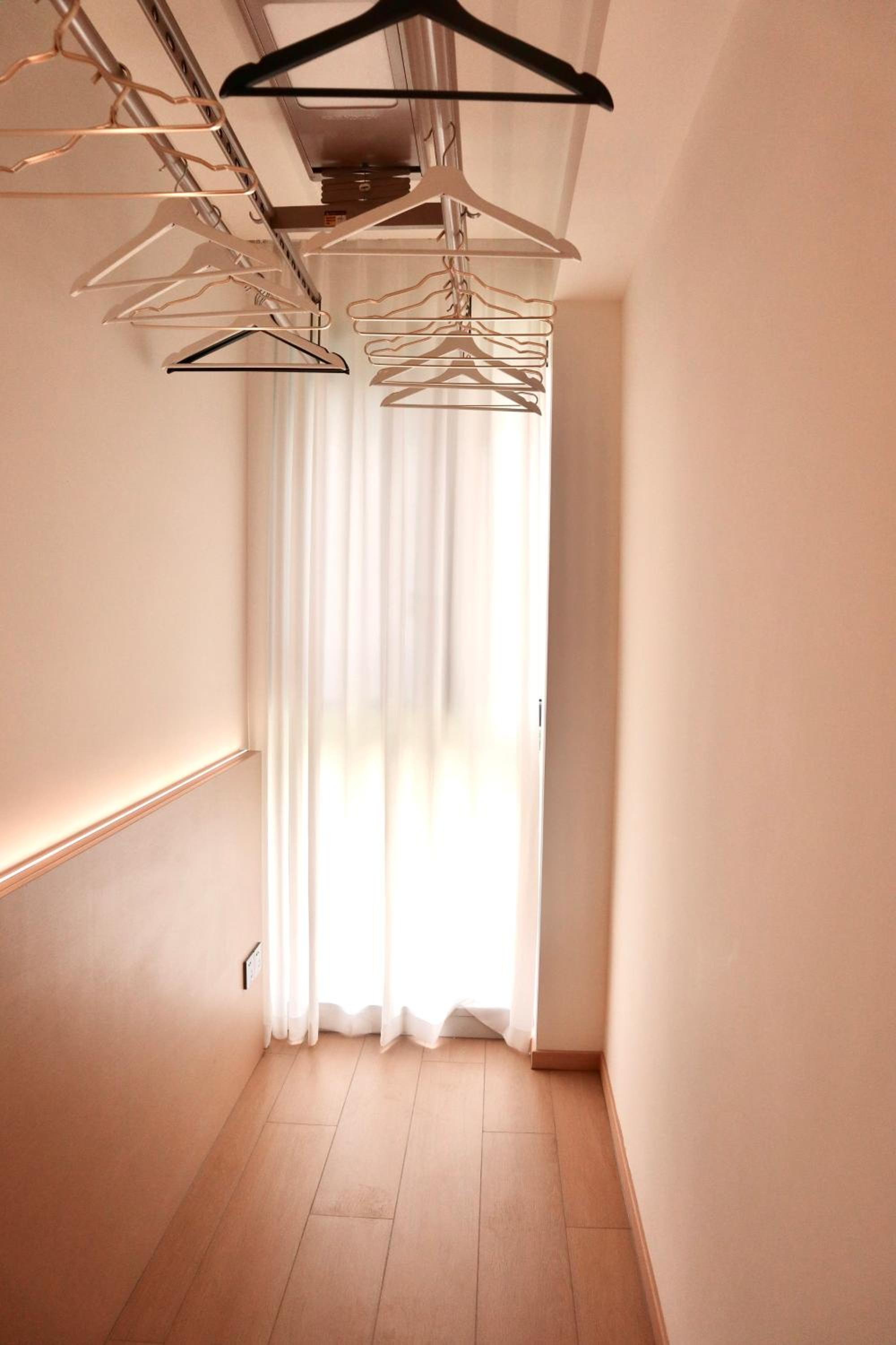 Stylish 3 RMs city APT, with laundry sets, Easy to go main locations