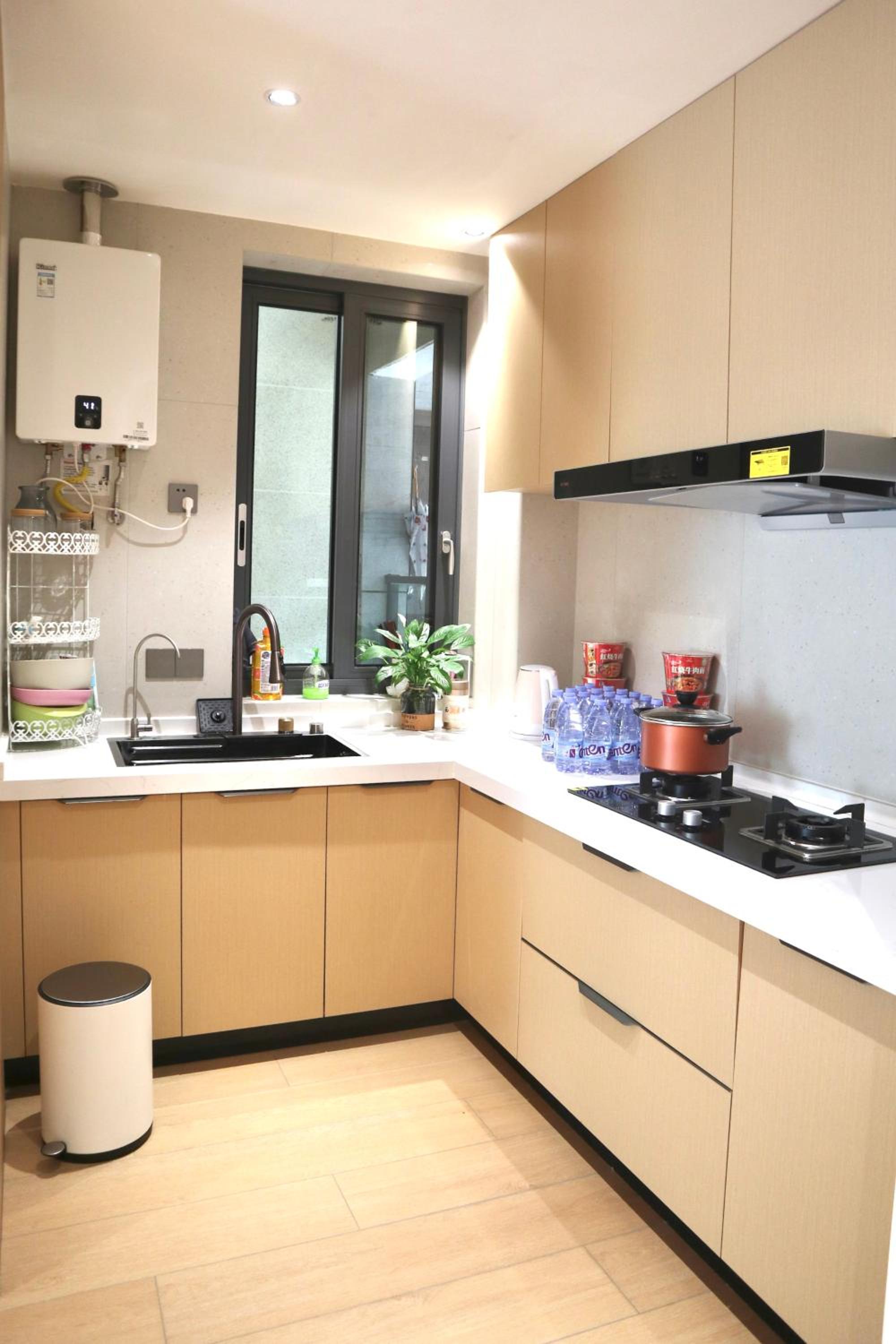 Stylish 3 RMs city APT, with laundry sets, Easy to go main locations