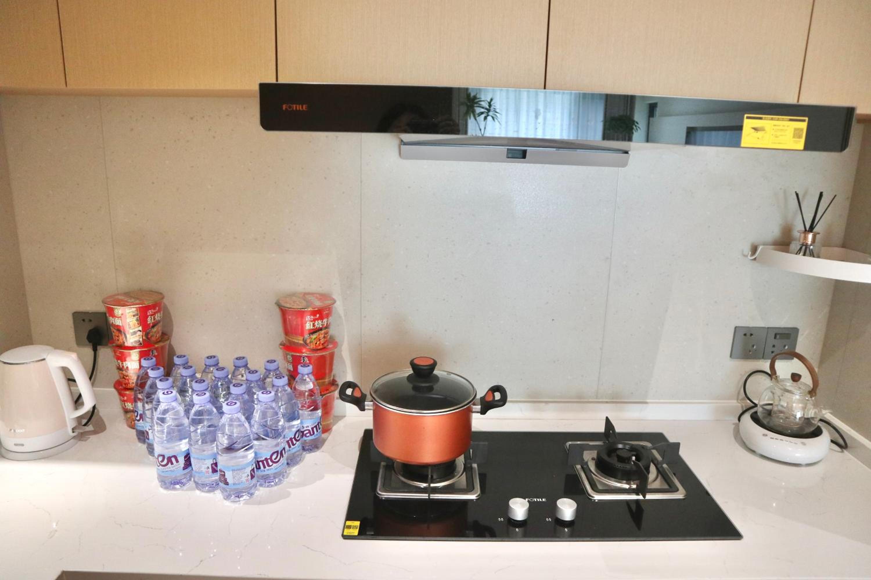 Stylish 3 RMs city APT, with laundry sets, Easy to go main locations