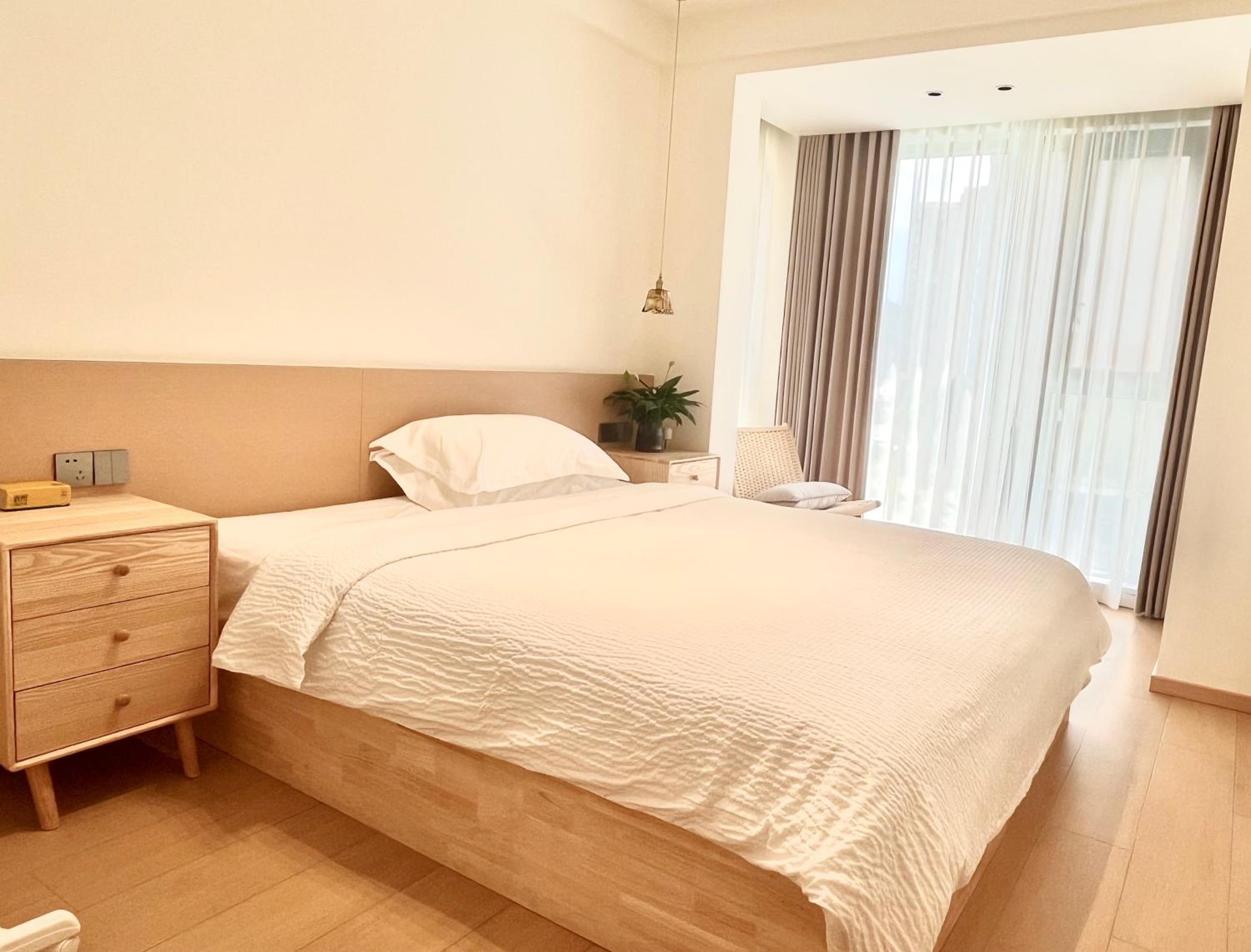 Stylish 3 RMs city APT, with laundry sets, Easy to go main locations