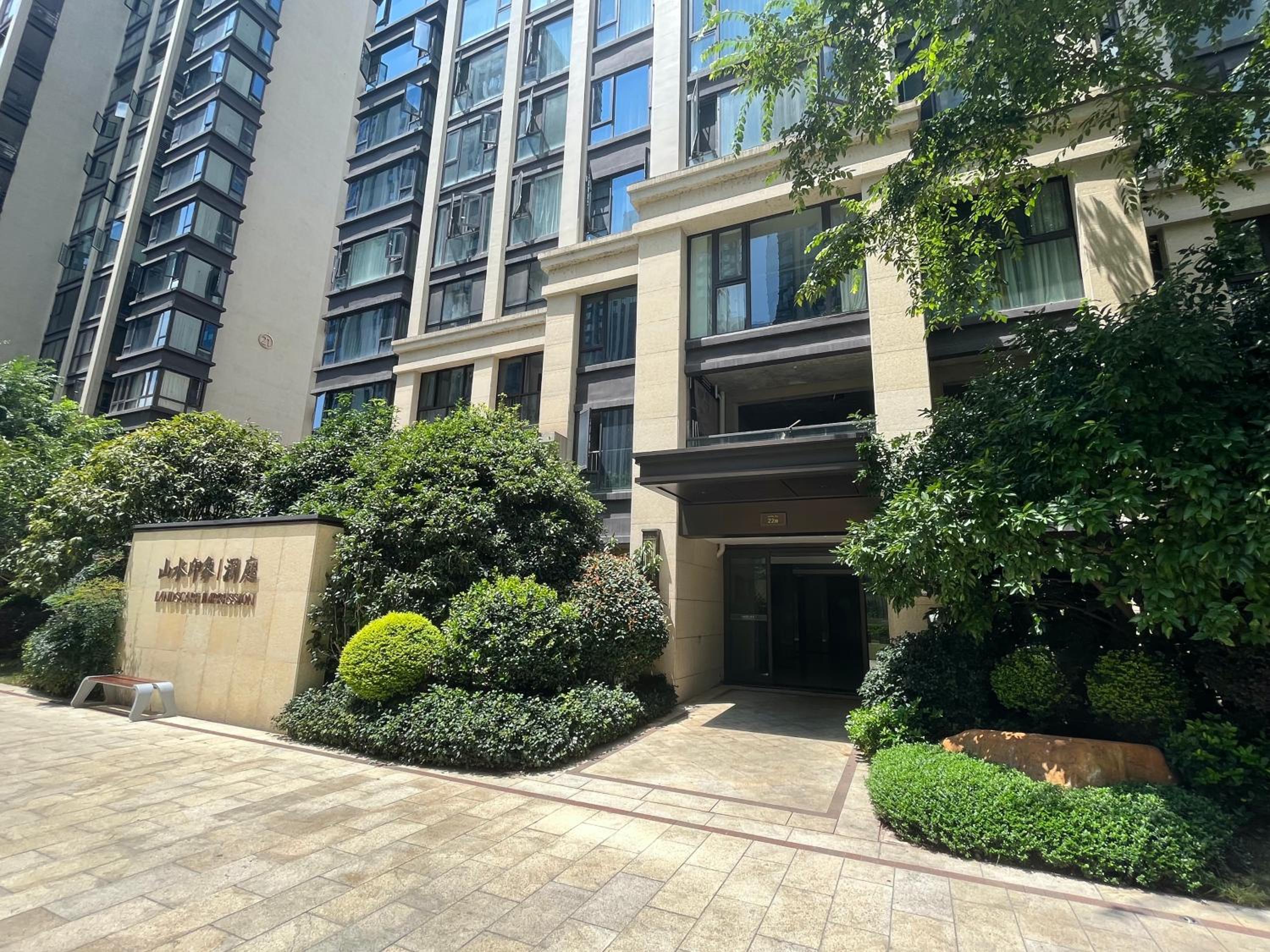 Stylish 3 RMs city APT, with laundry sets, Easy to go main locations