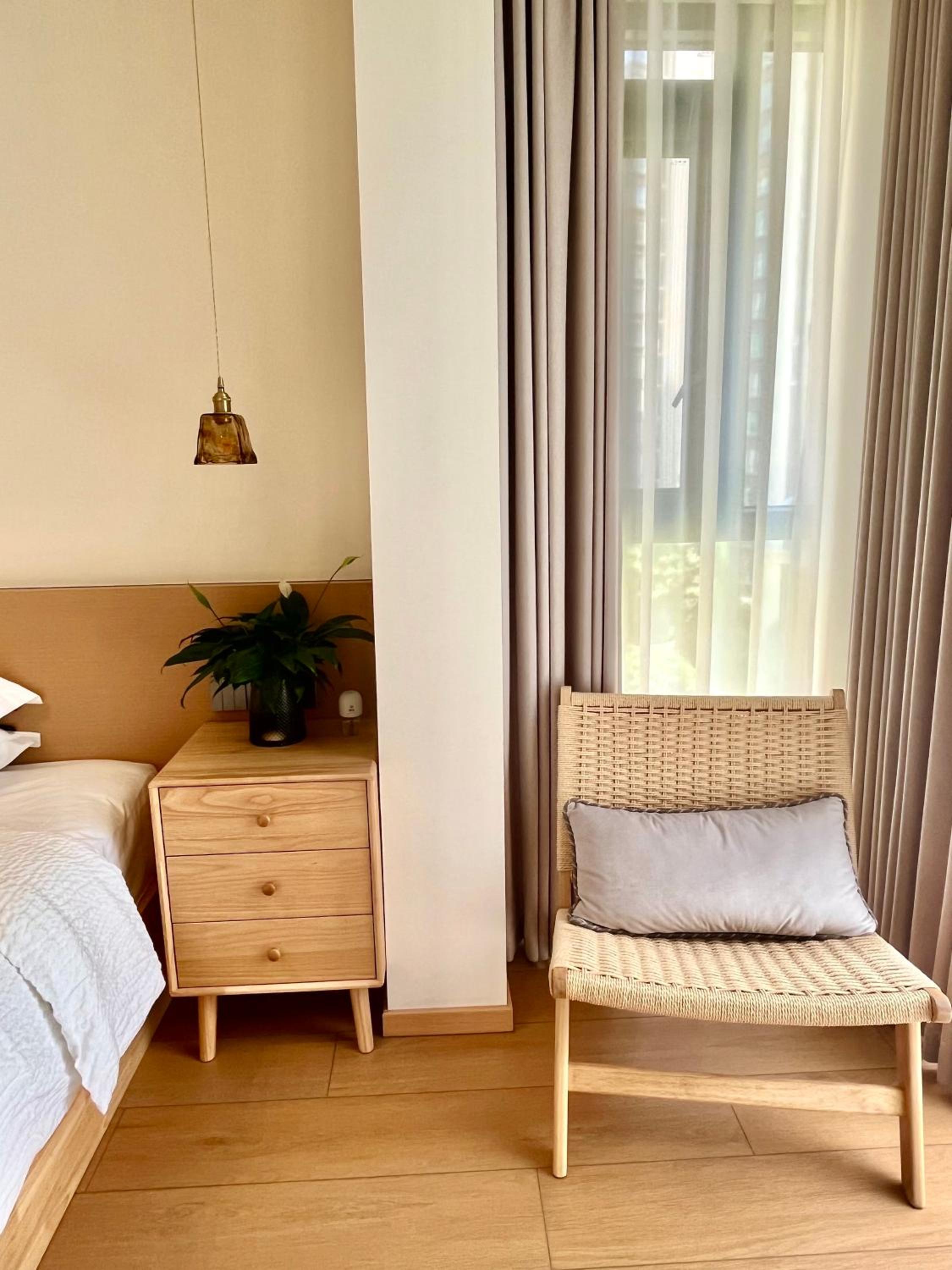 Stylish 3 RMs city APT, with laundry sets, Easy to go main locations
