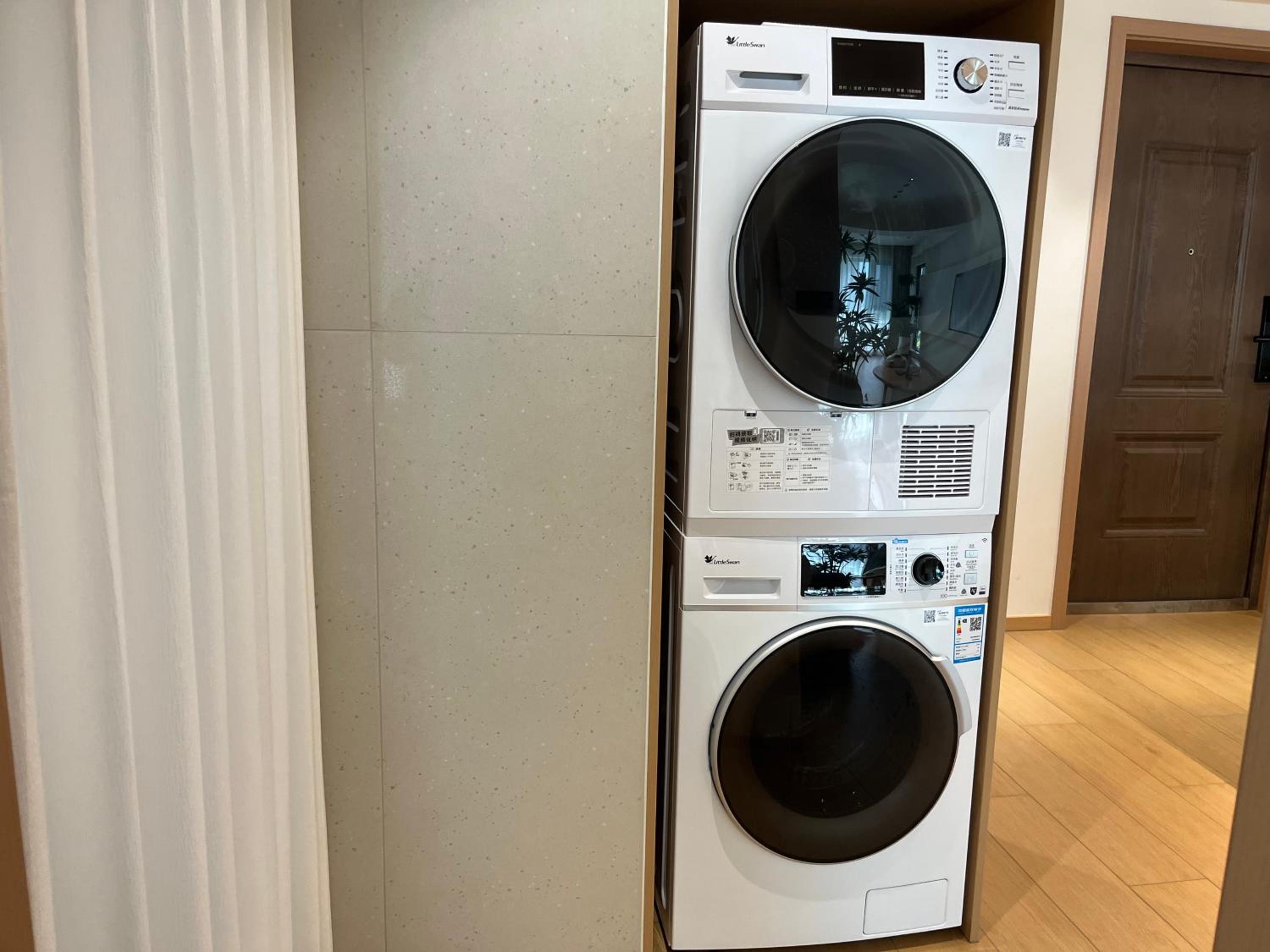 Stylish 3 RMs city APT, with laundry sets, Easy to go main locations