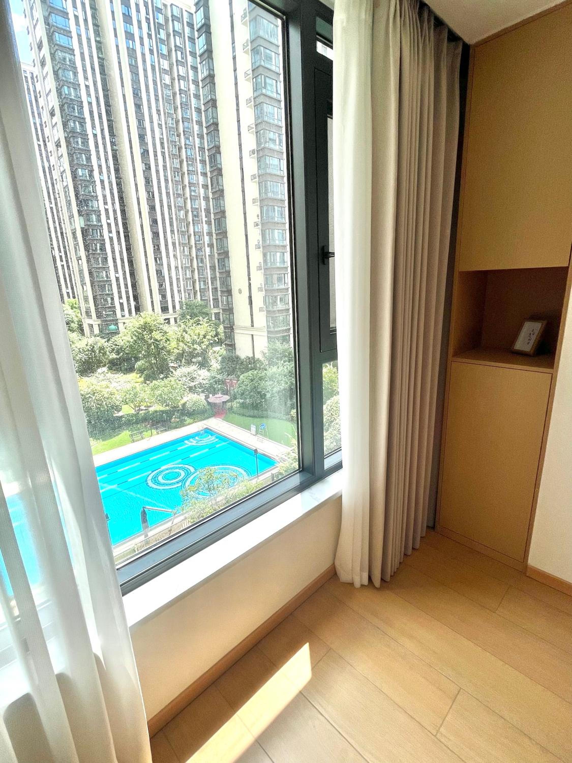 Stylish 3 RMs city APT, with laundry sets, Easy to go main locations