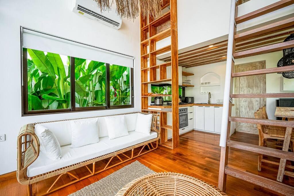 Tiny Villa Nyanyi - Stylish Mezzanine Loft 5mins to Nyanyi Beach view 4