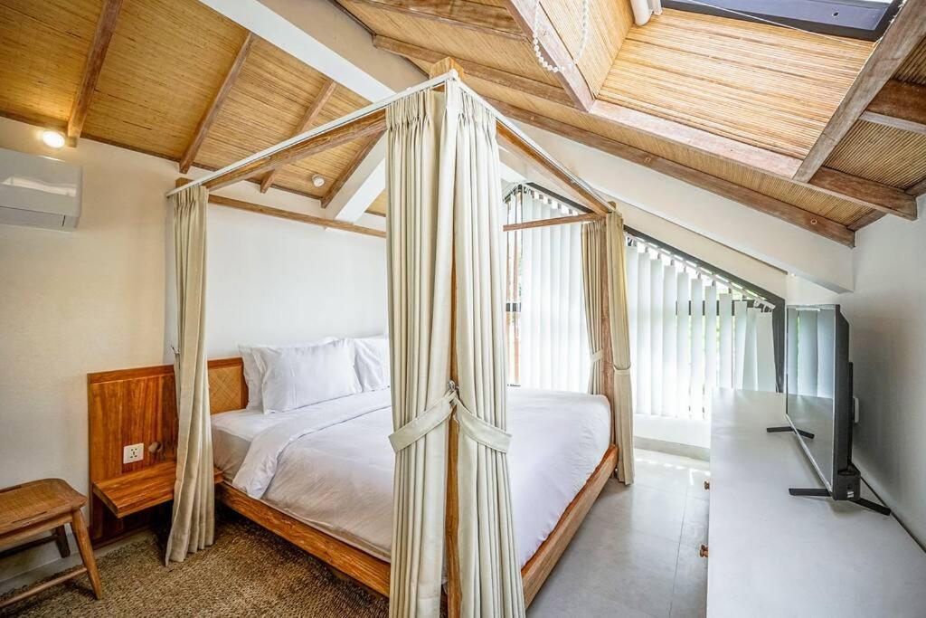 Tiny Villa Nyanyi - Stylish Mezzanine Loft 5mins to Nyanyi Beach view 5