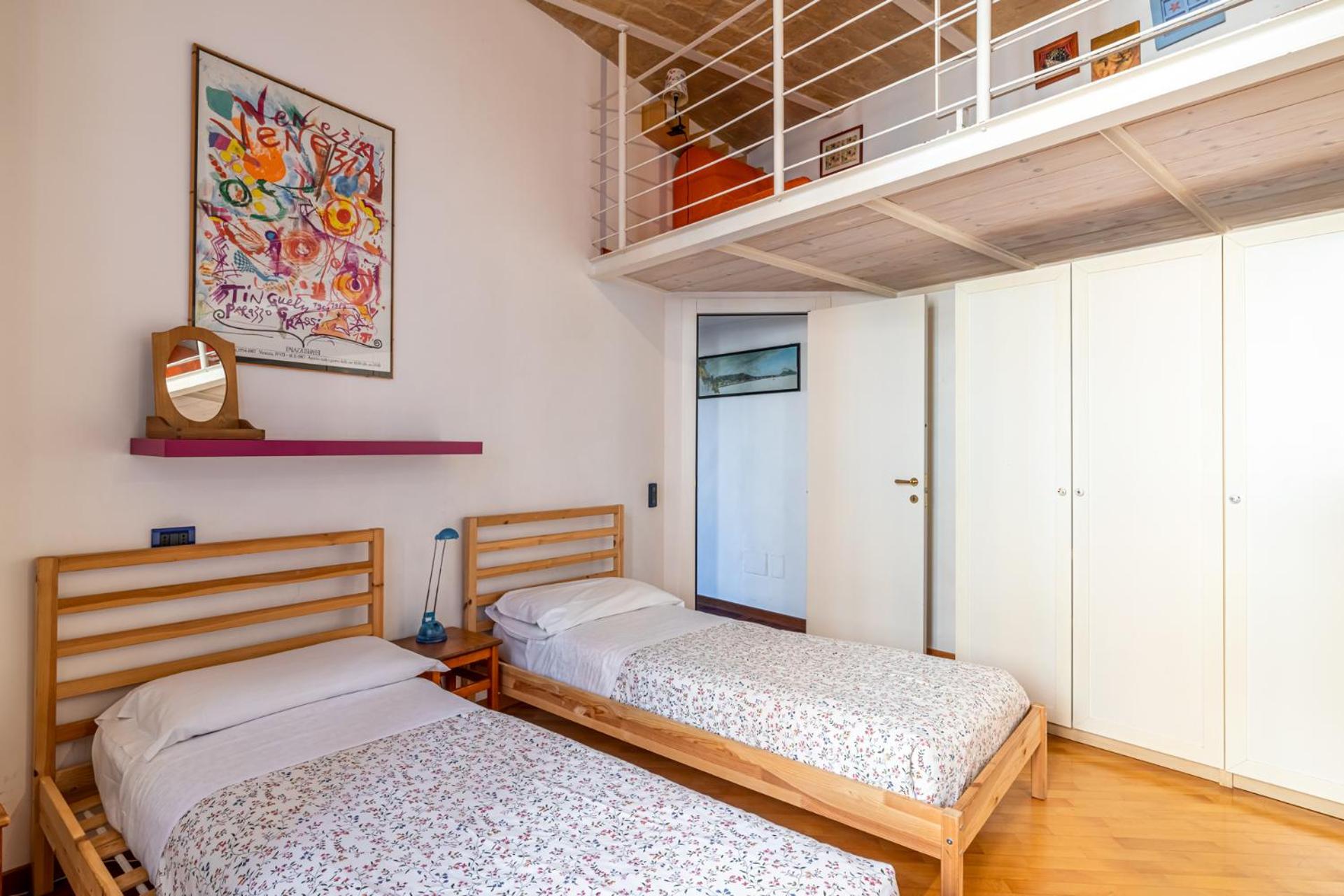 New Trastevere Home: big, elegant, comfy apartment