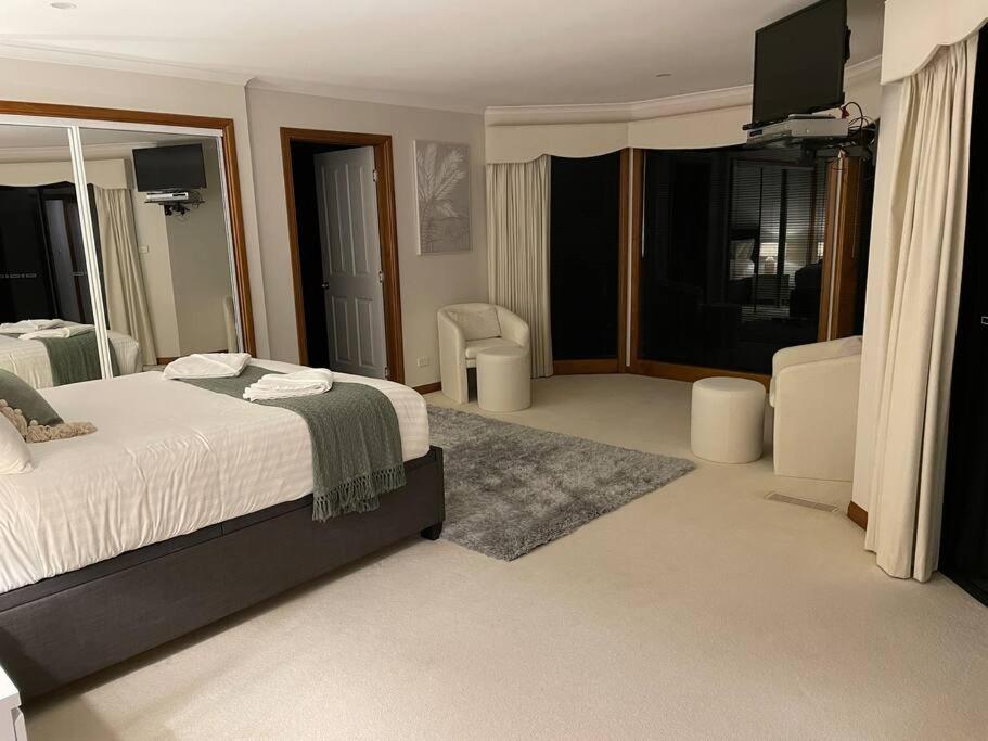 Blackstone Lakeside 4 Bedrooms 2 Bathrooms