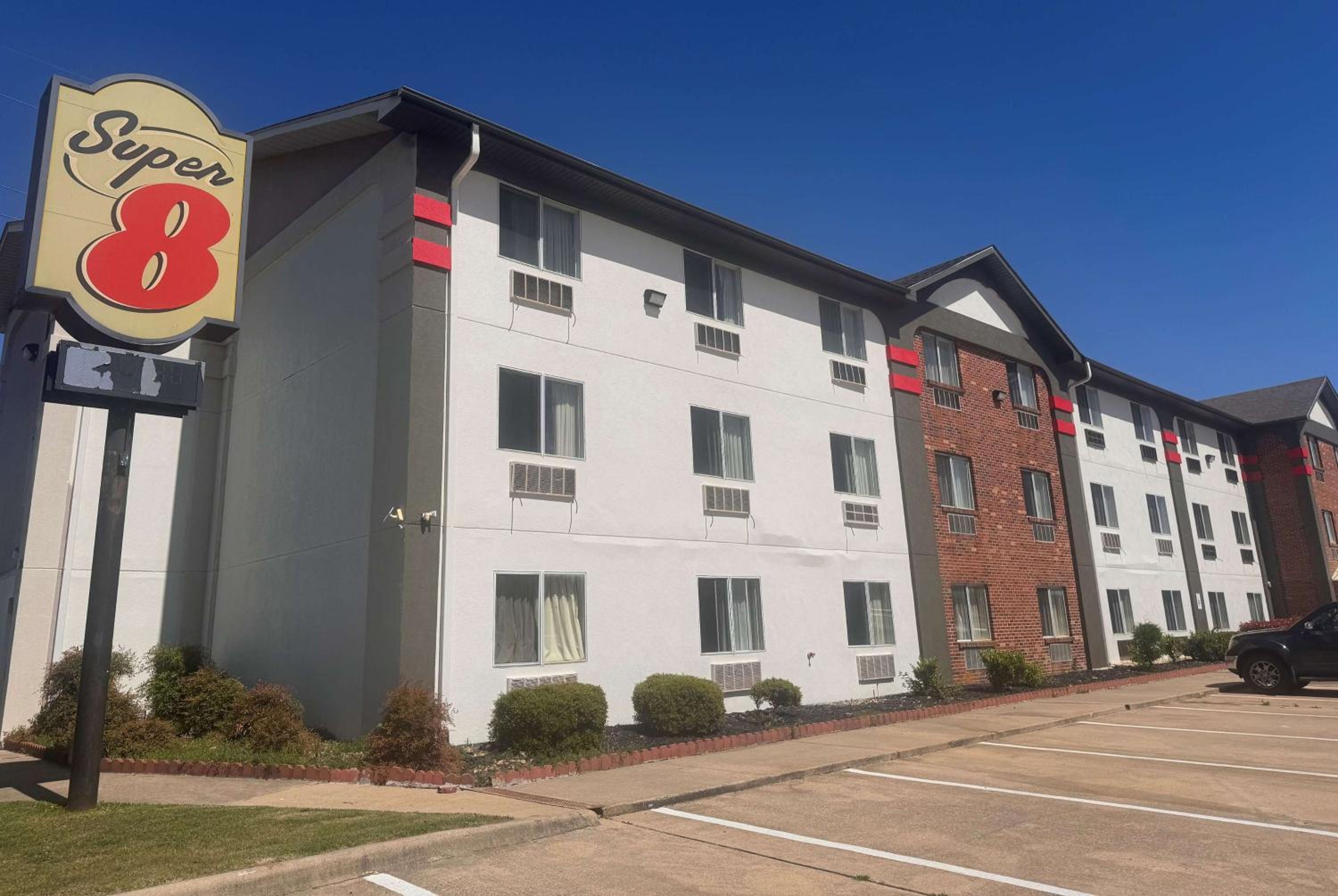 Hotel Super 8 by Wyndham College Station - Image 1