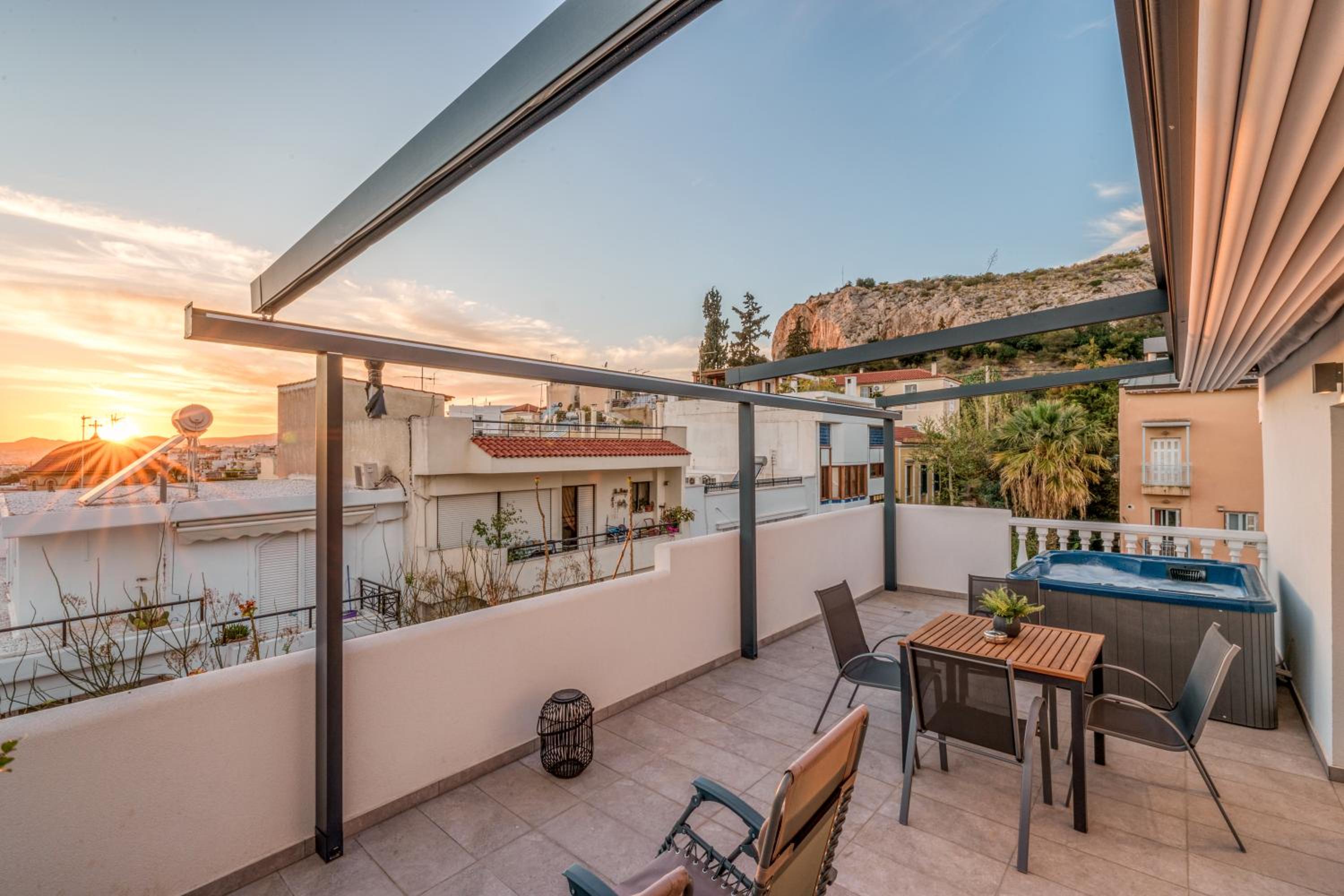 Penthouse Studio with Hot Tub in Athens