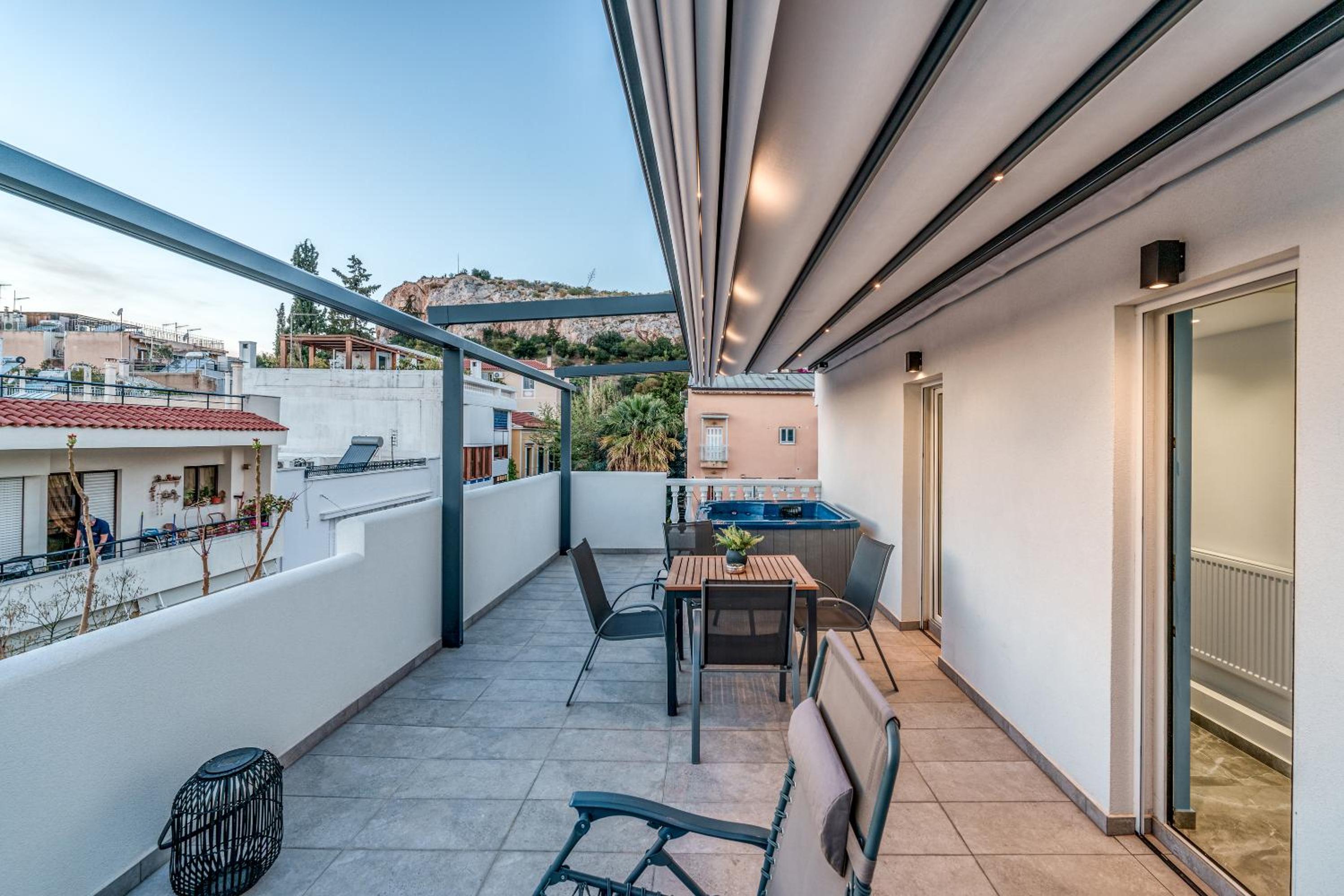 Penthouse Studio with Hot Tub in Athens