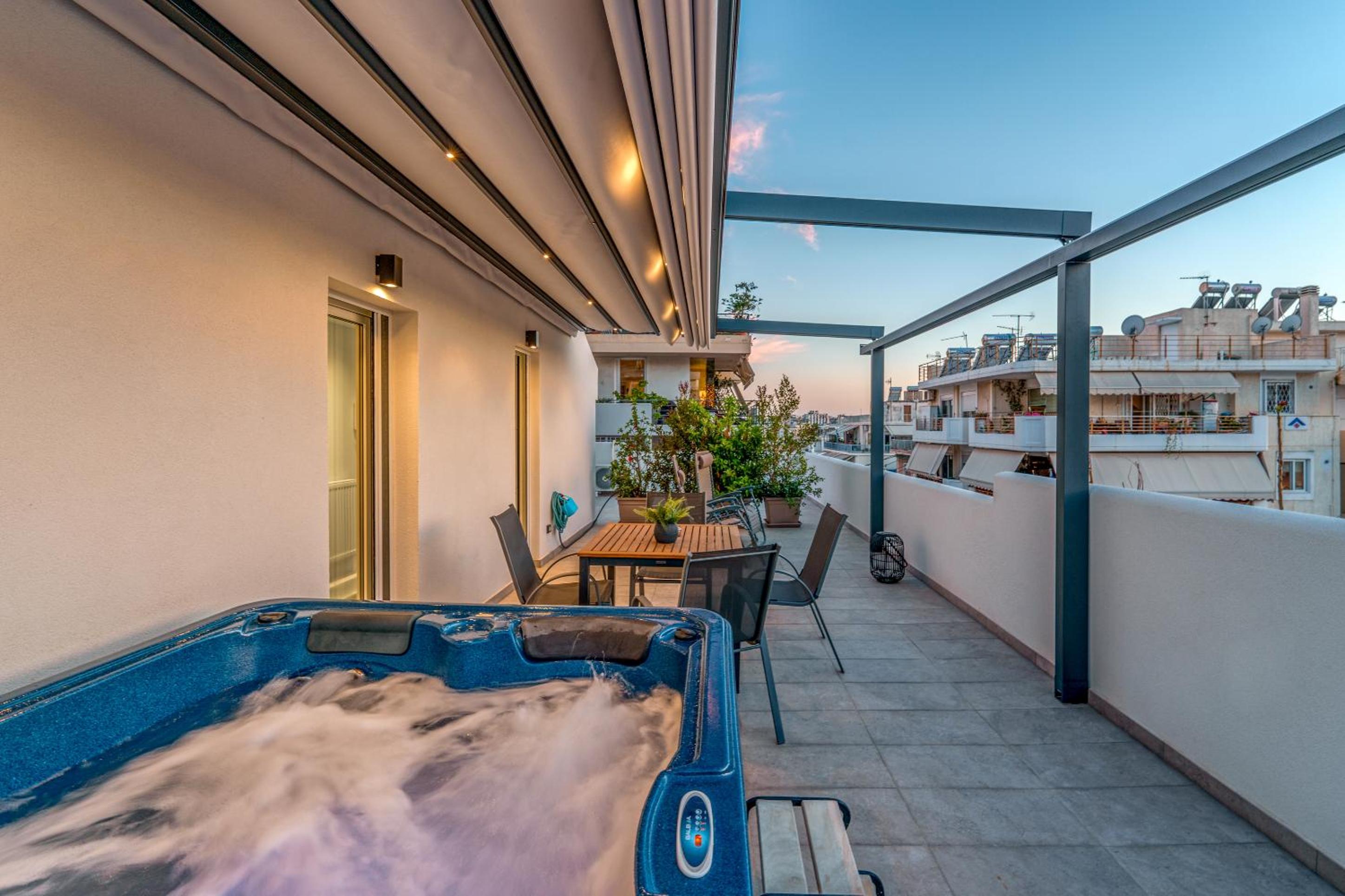 Penthouse Studio with Hot Tub in Athens