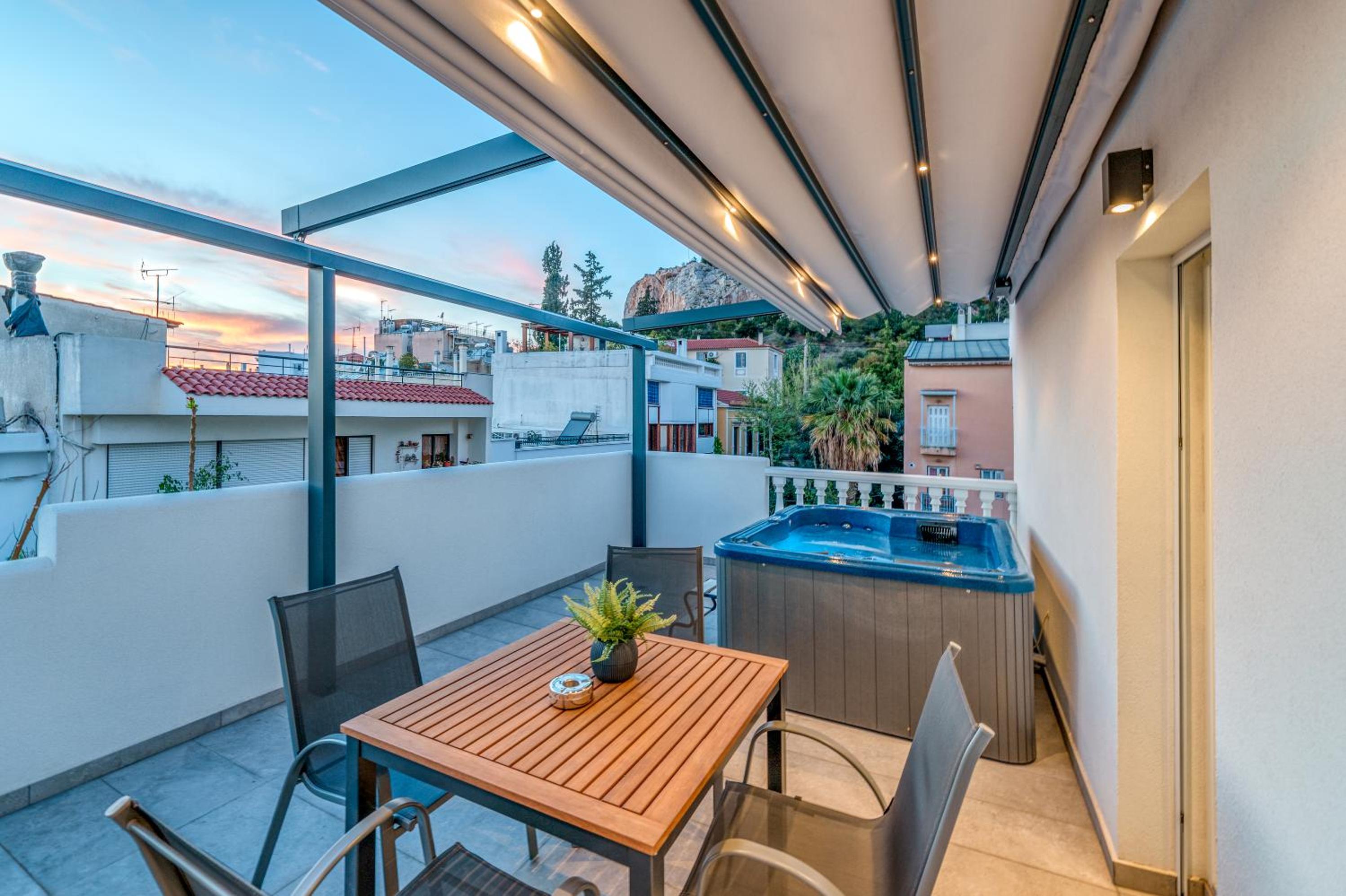 Penthouse Studio with Hot Tub in Athens