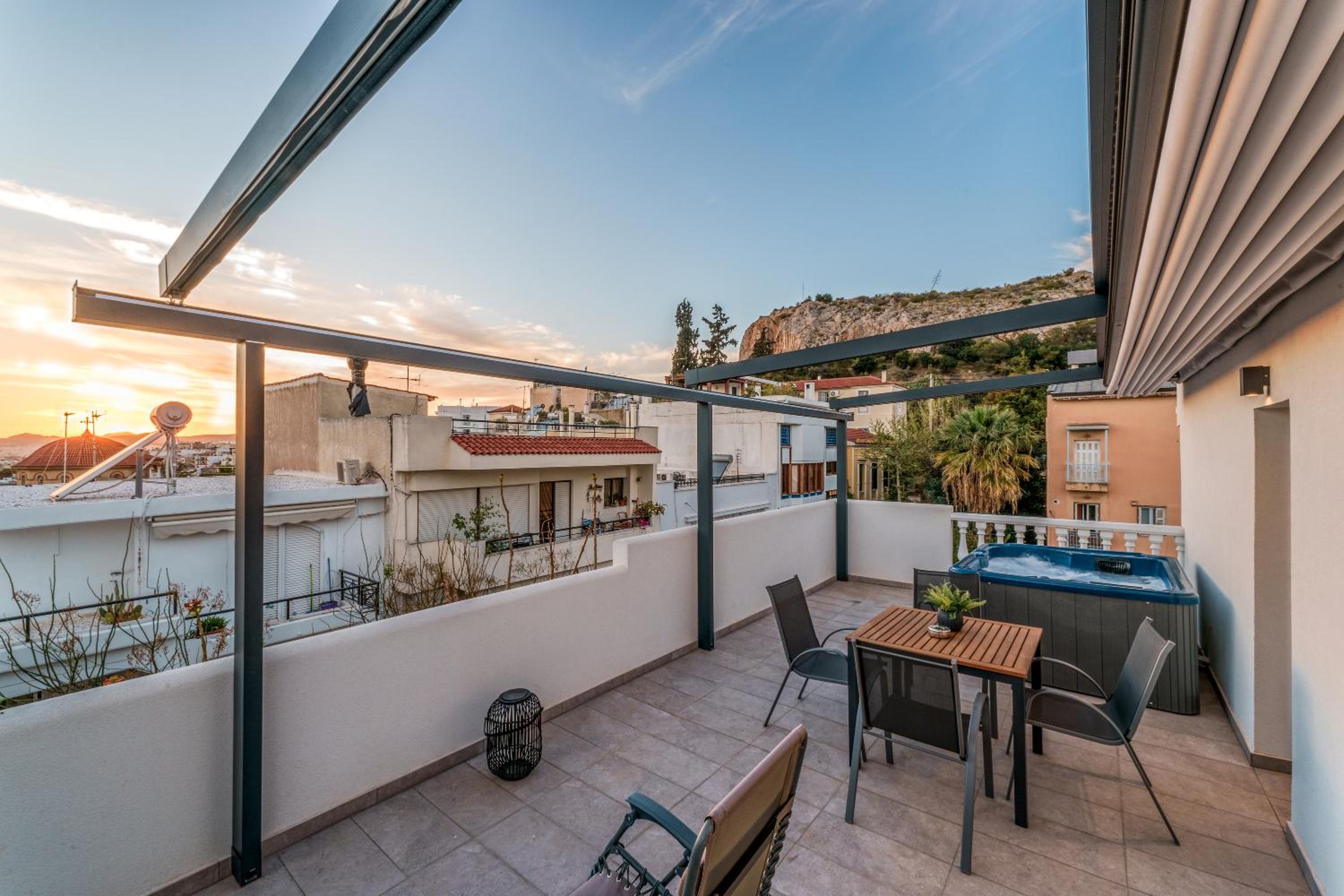 Penthouse Studio with Hot Tub in Athens