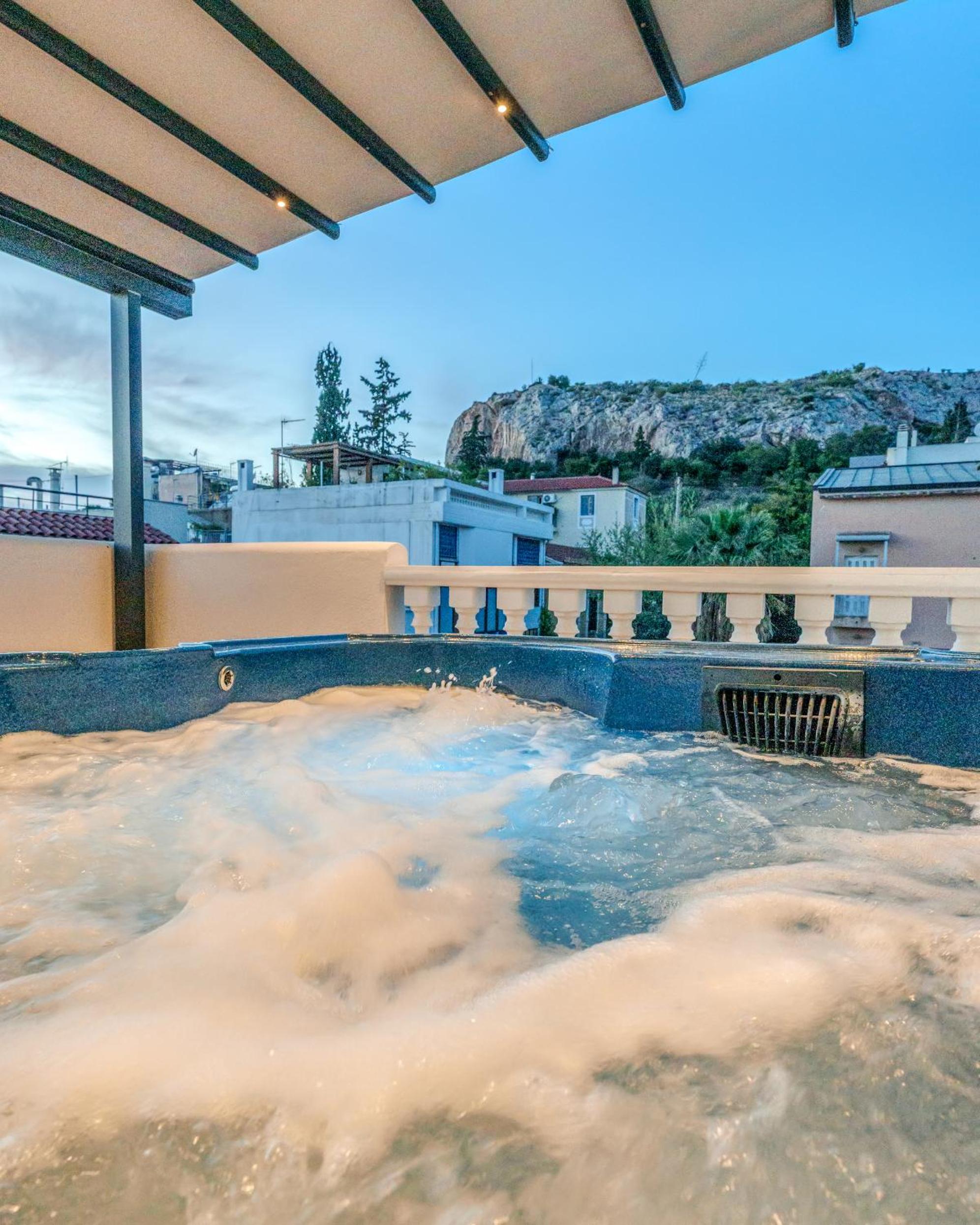 Penthouse Studio with Hot Tub in Athens