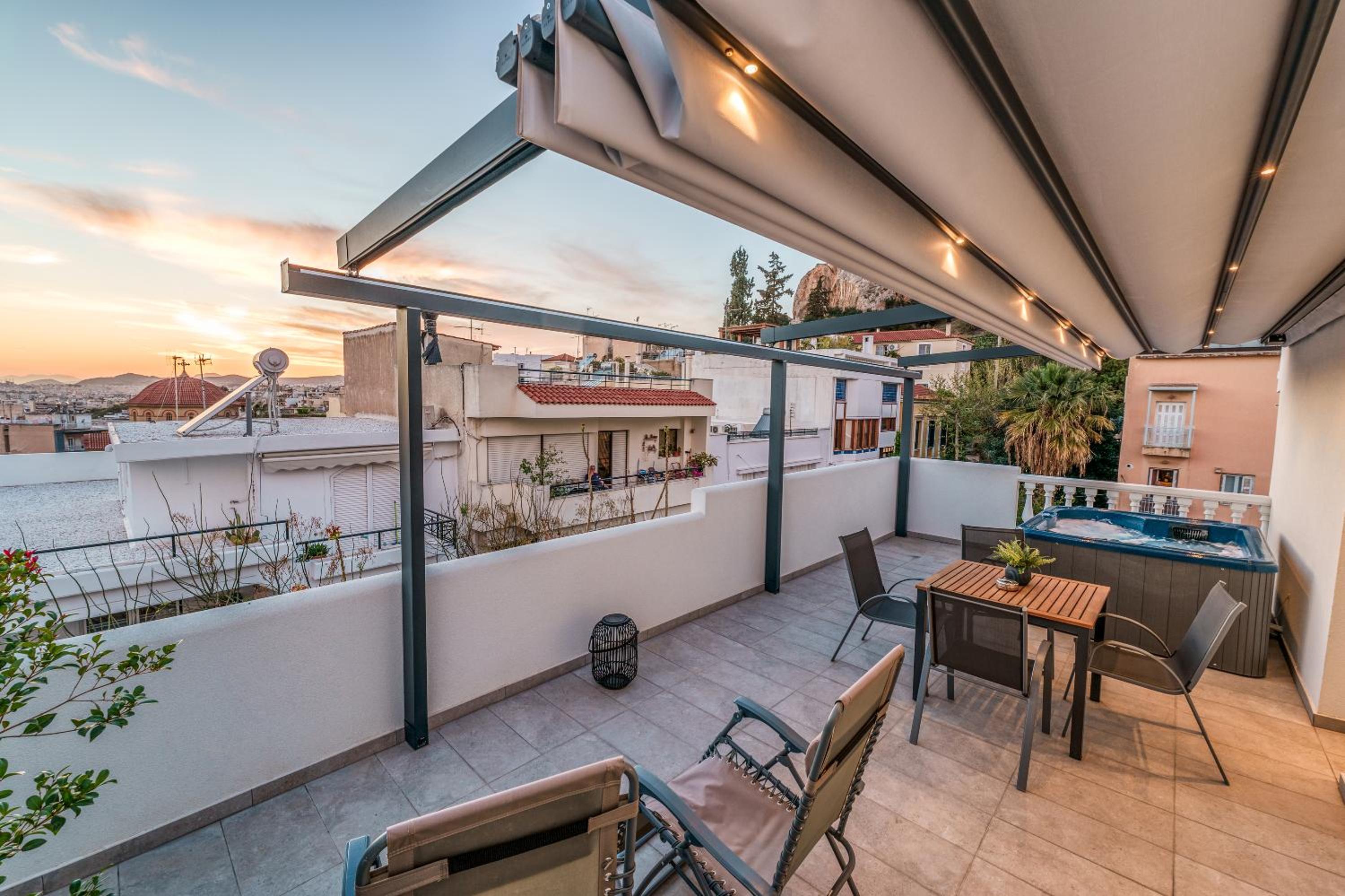 Penthouse Studio with Hot Tub in Athens