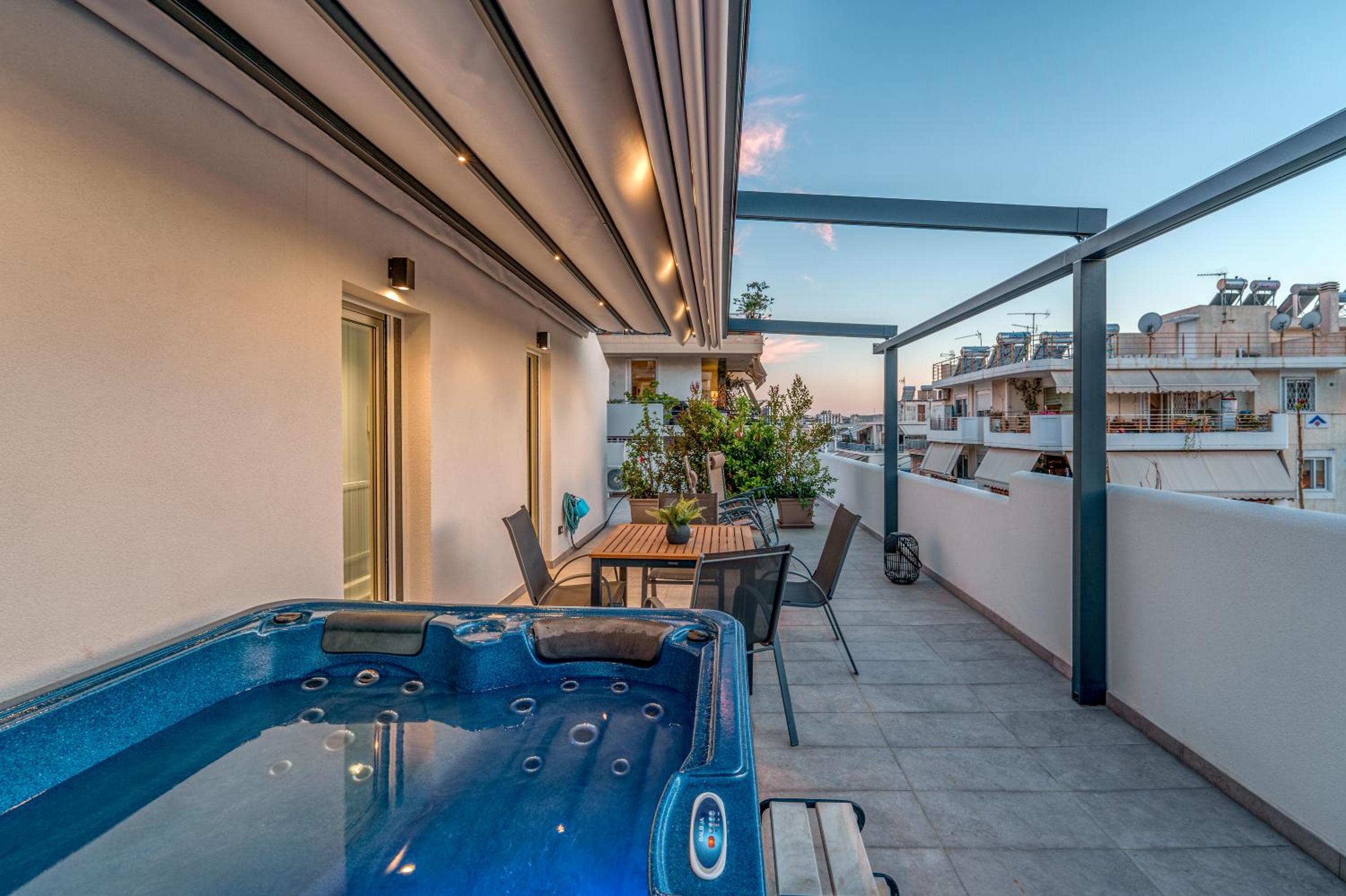 Penthouse Studio with Hot Tub in Athens