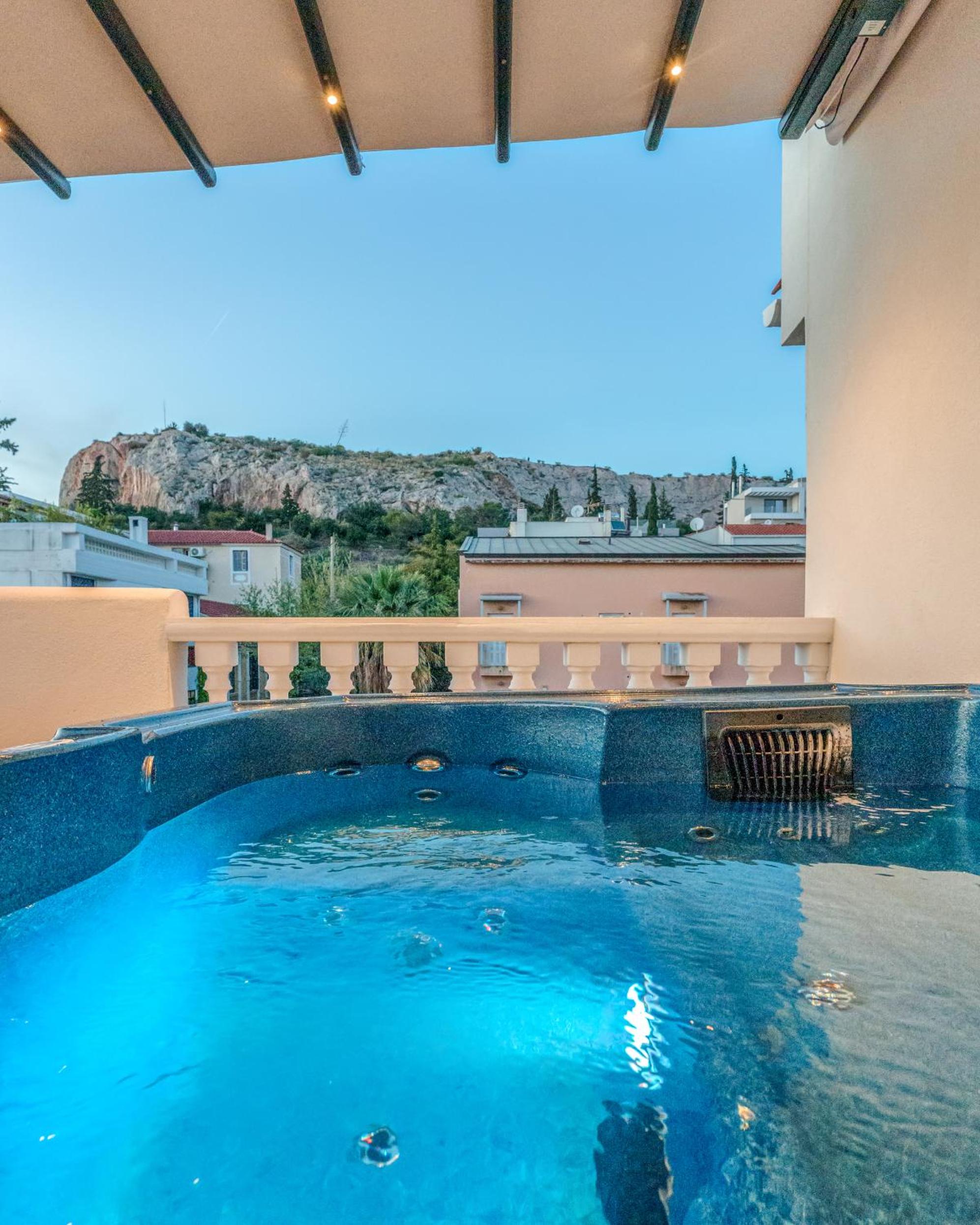 Penthouse Studio with Hot Tub in Athens