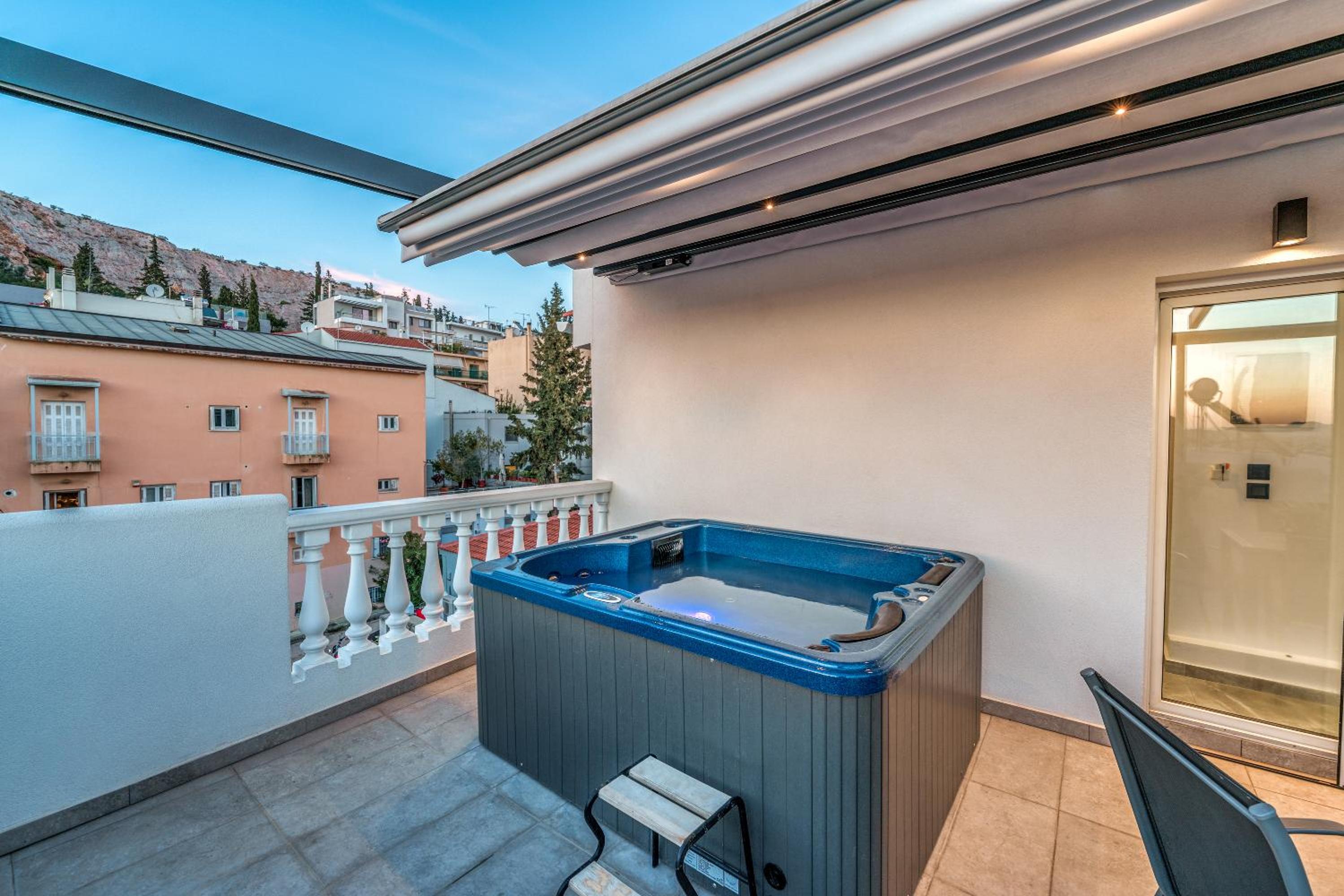 Penthouse Studio with Hot Tub in Athens