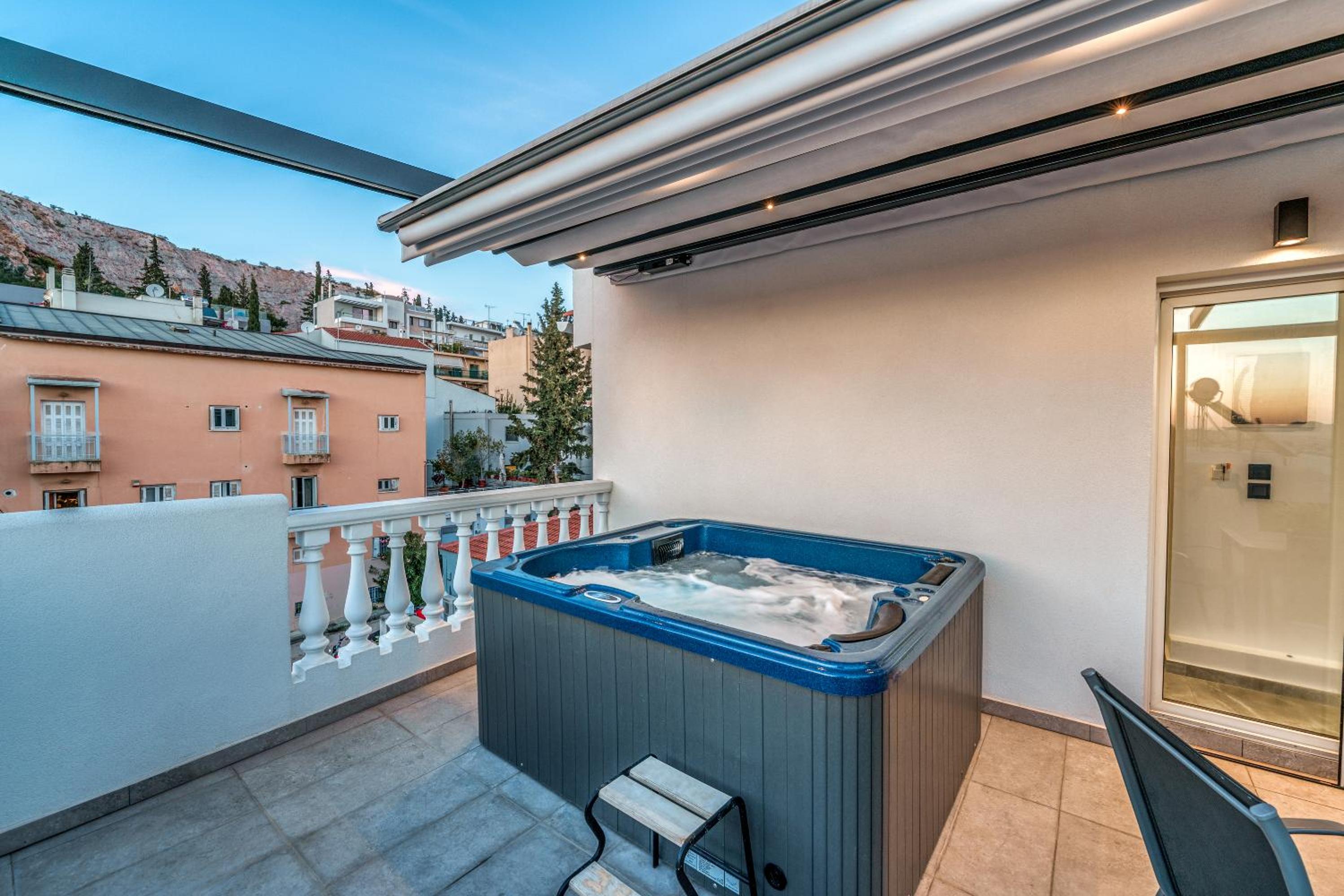 Penthouse Studio with Hot Tub in Athens