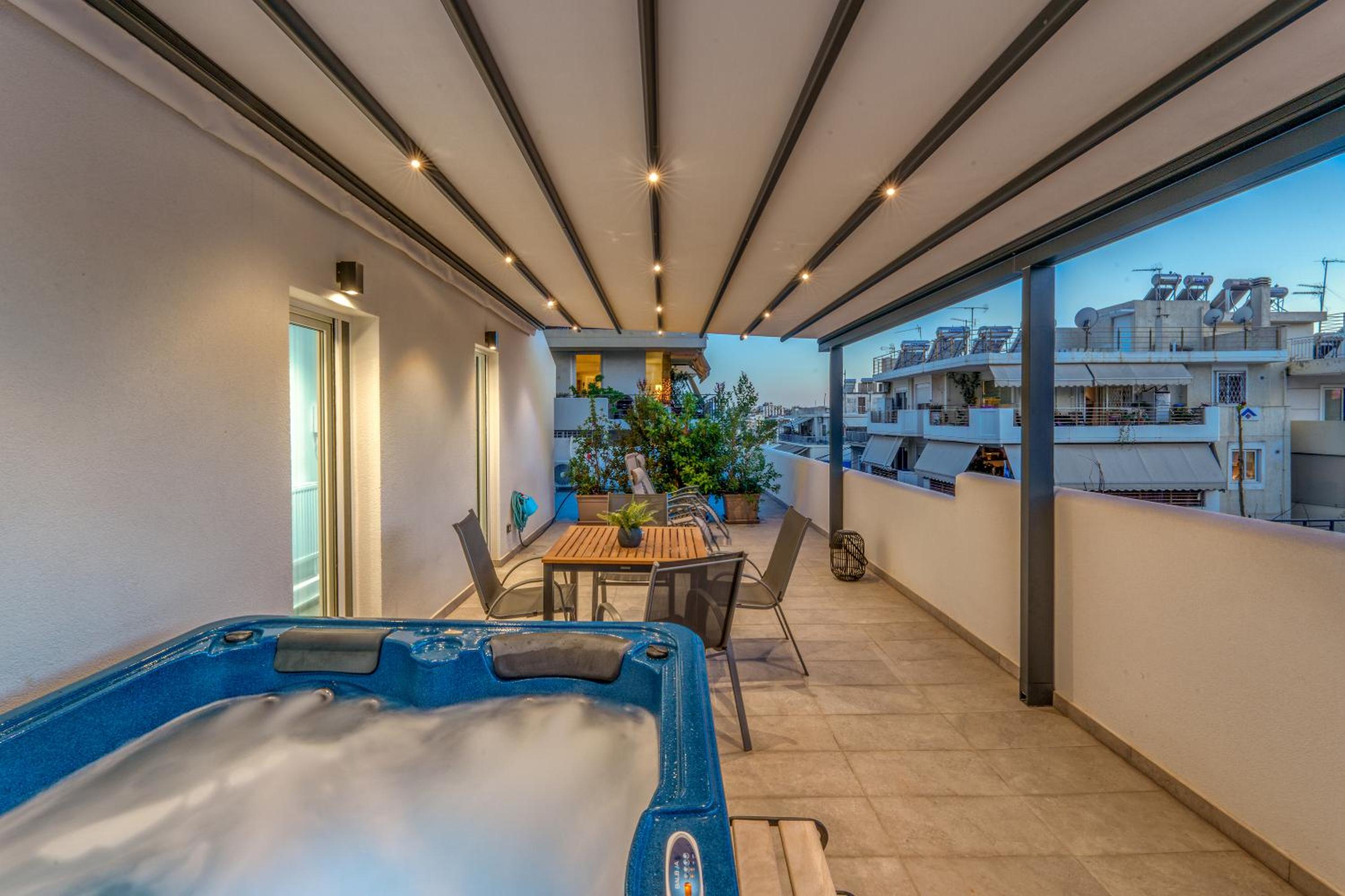 Penthouse Studio with Hot Tub in Athens