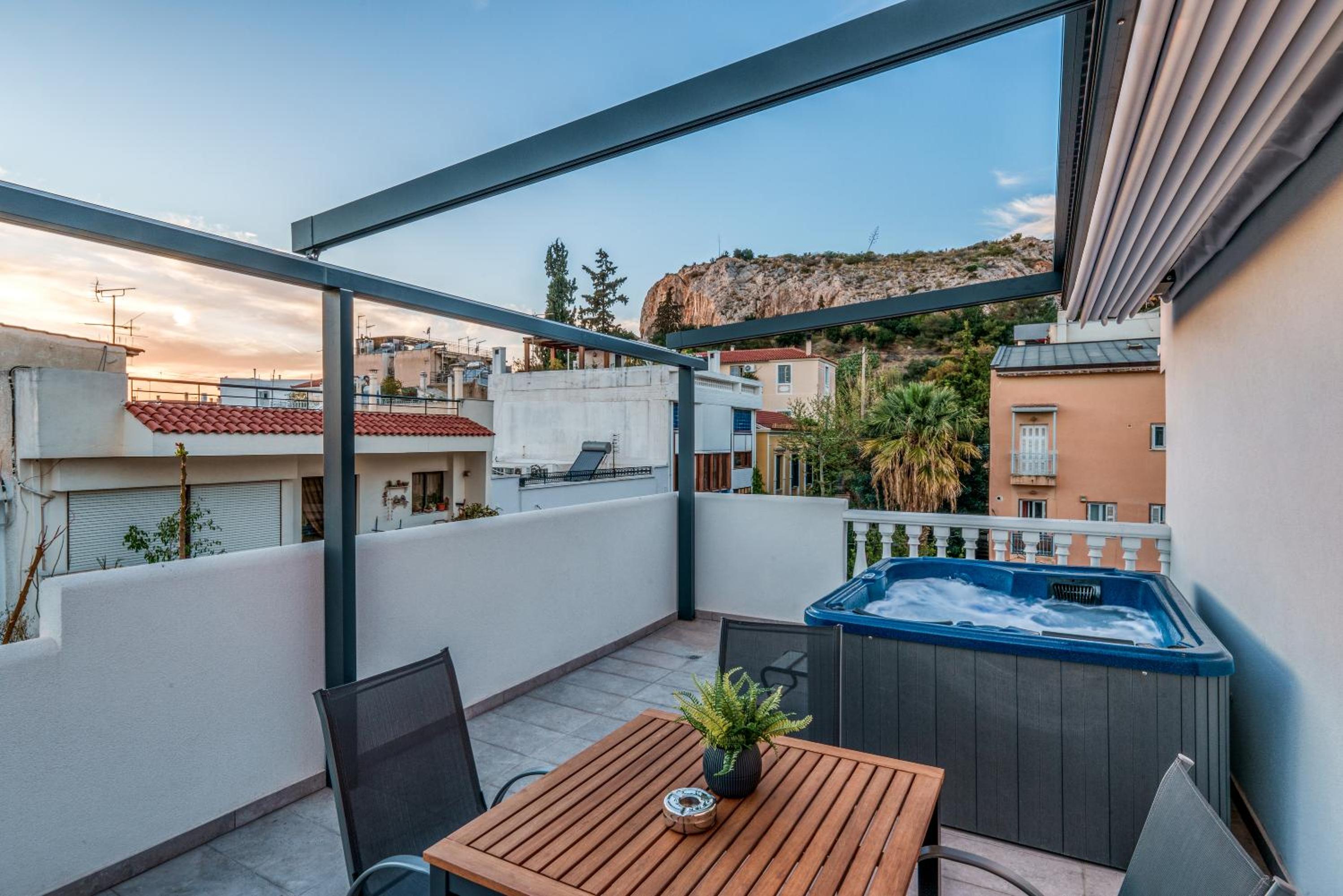 Penthouse Studio with Hot Tub in Athens