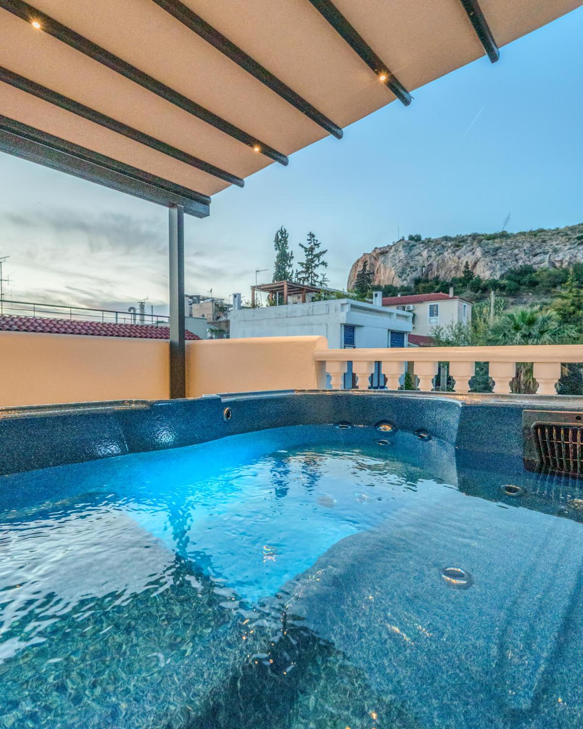 Penthouse Studio with Hot Tub in Athens