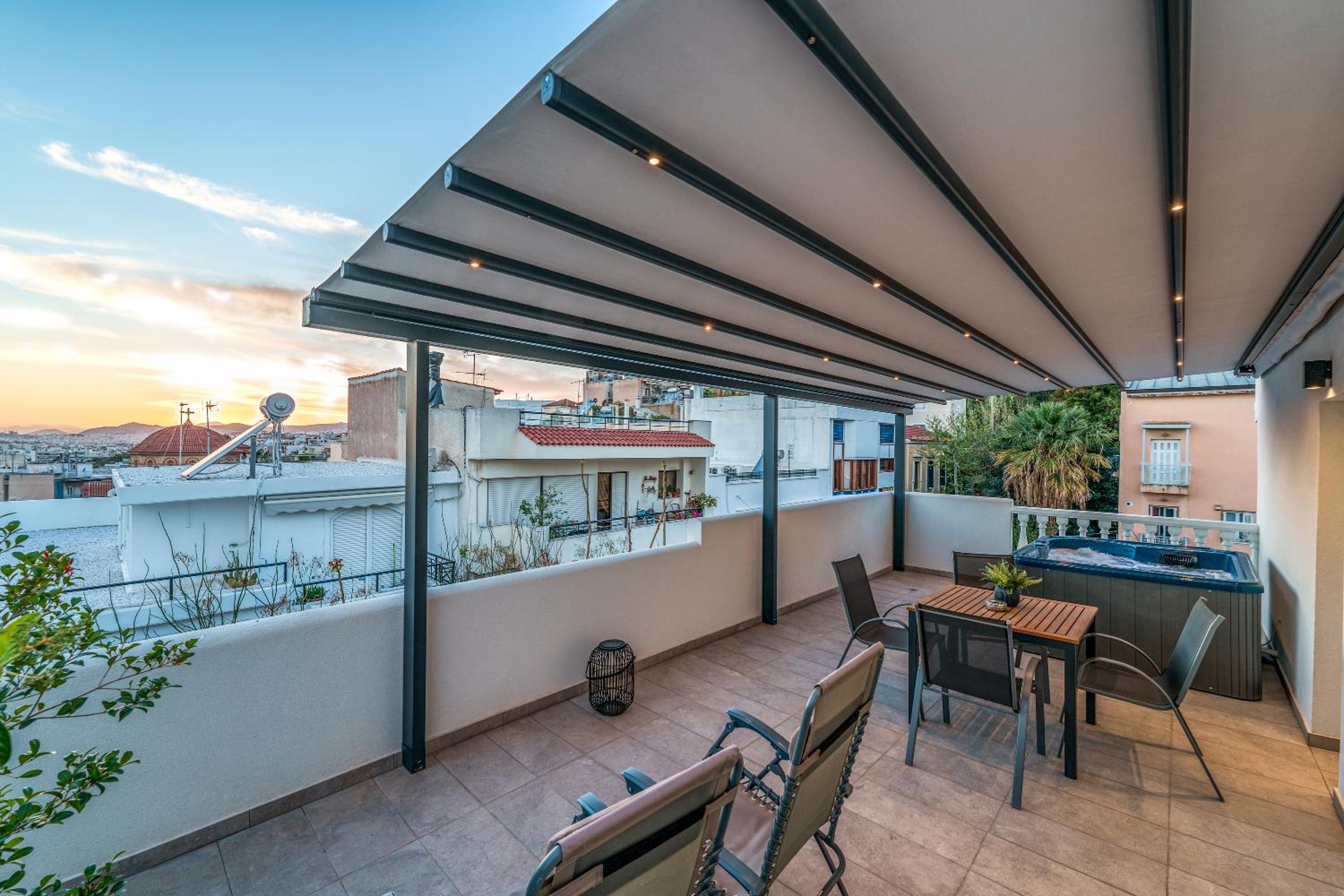 Penthouse Studio with Hot Tub in Athens