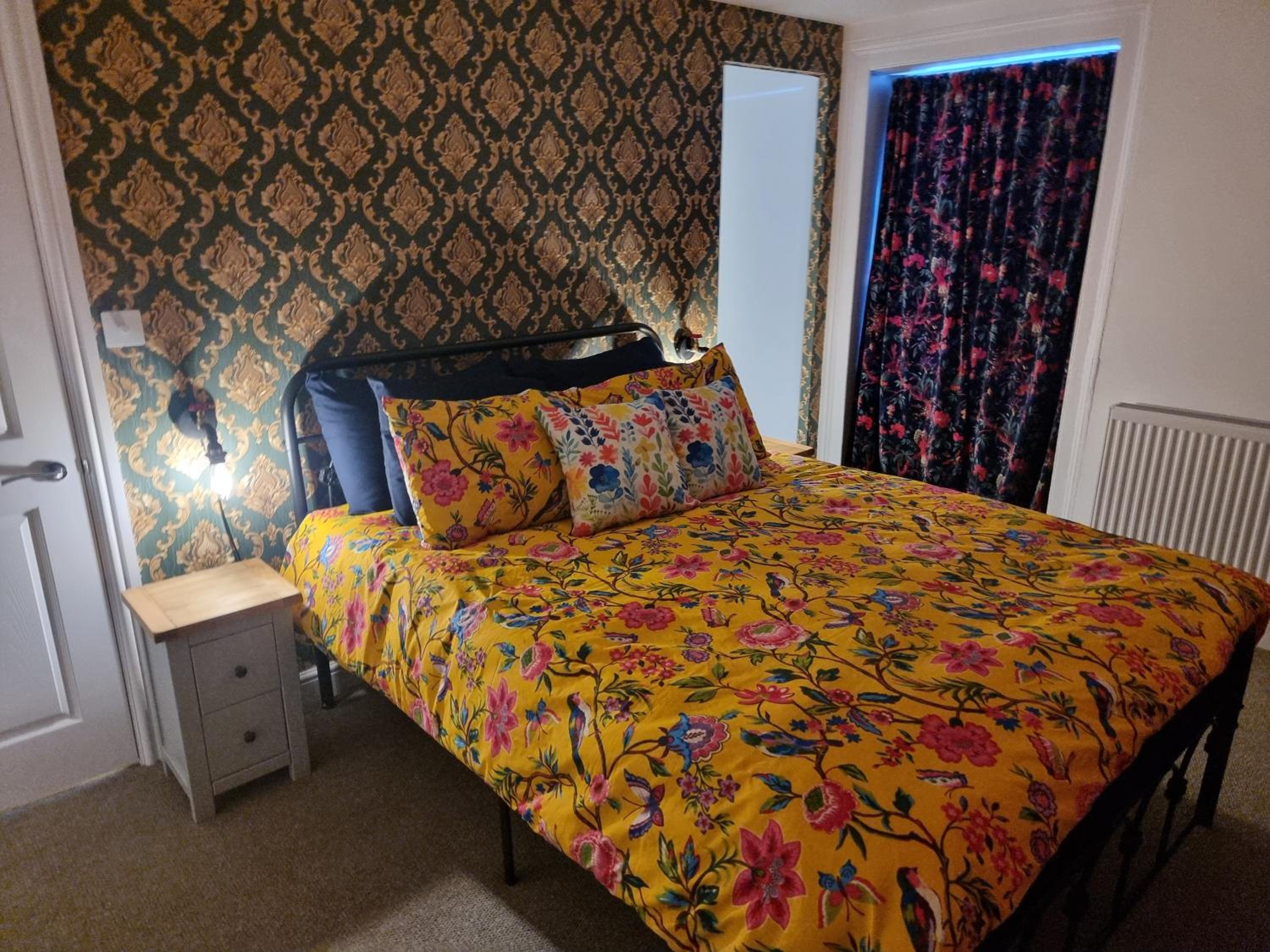 Entire Ground Floor Flat, Free Off-Street Parking and Large Garden