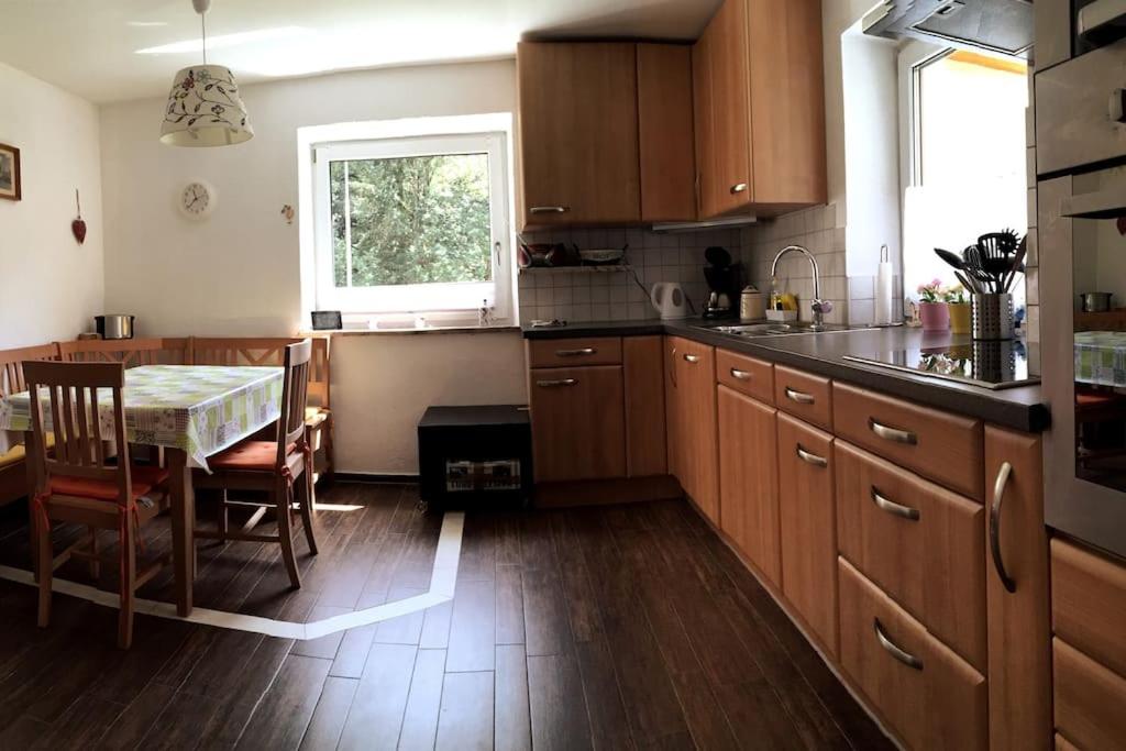 Large 8 Bed Apartment. Perfect Location.
