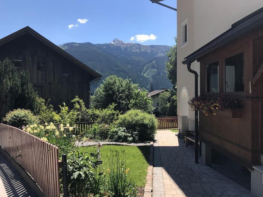 Large 8 Bed Apartment. Perfect Location.