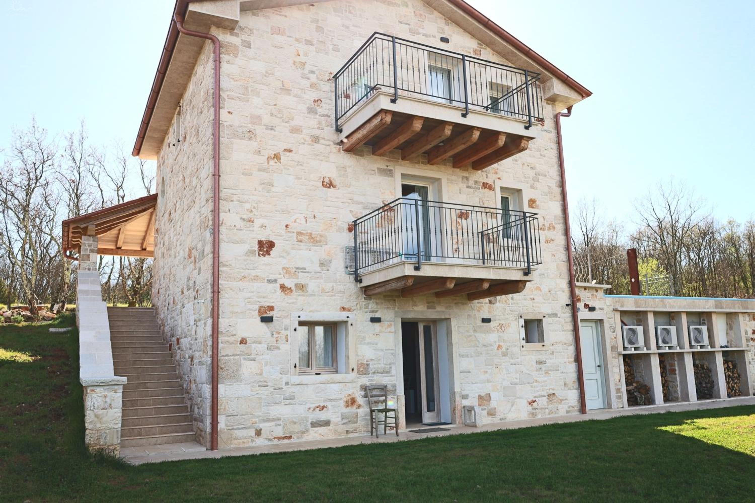 Villa Krug with 3 br and a pool immersed in nature near Buje