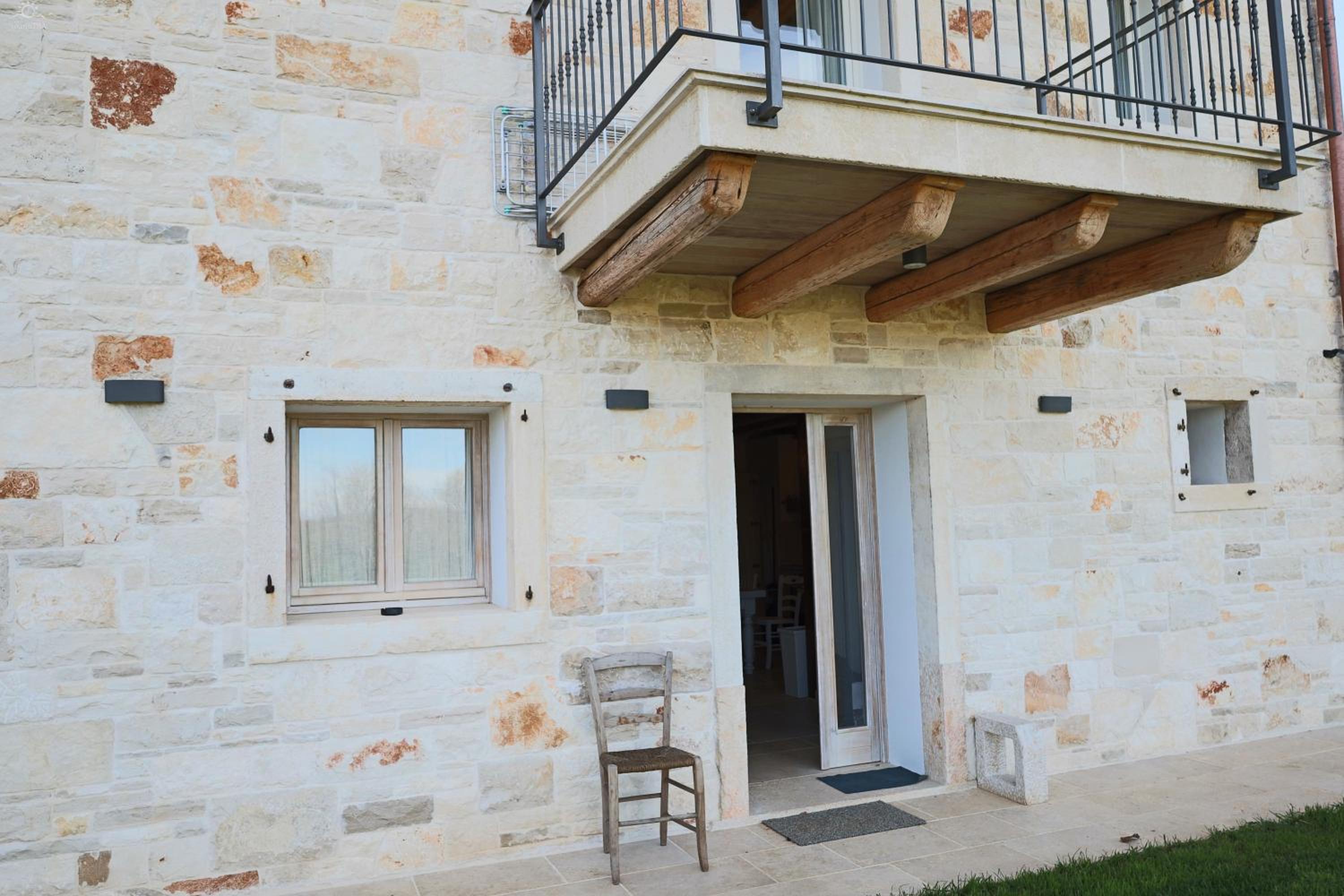 Villa Krug with 3 br and a pool immersed in nature near Buje