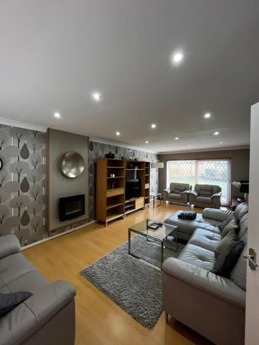 Spacious 3-Bed Haven - Free Parking & Wi-Fi view 2