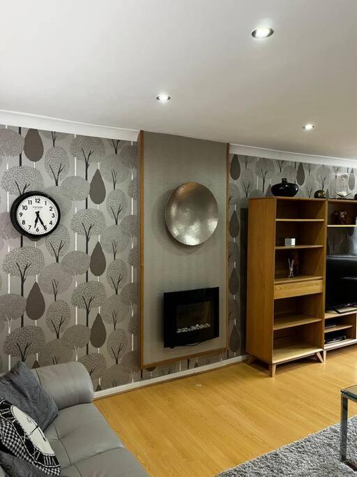 Spacious 3-Bed Haven - Free Parking & Wi-Fi view 4