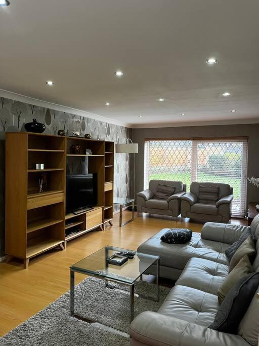 Spacious 3-Bed Haven - Free Parking & Wi-Fi view 5