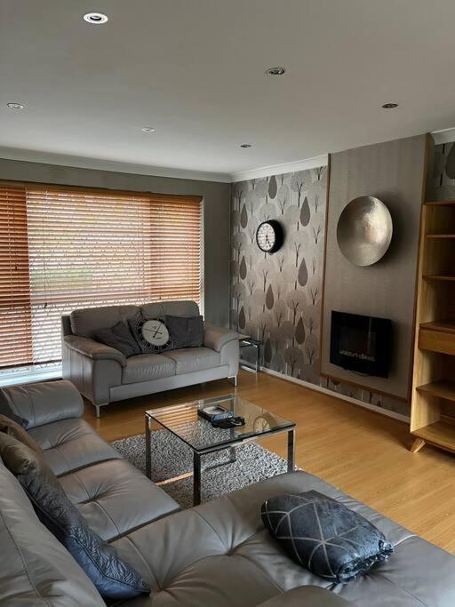 Spacious 3-Bed Haven - Free Parking & Wi-Fi view 3